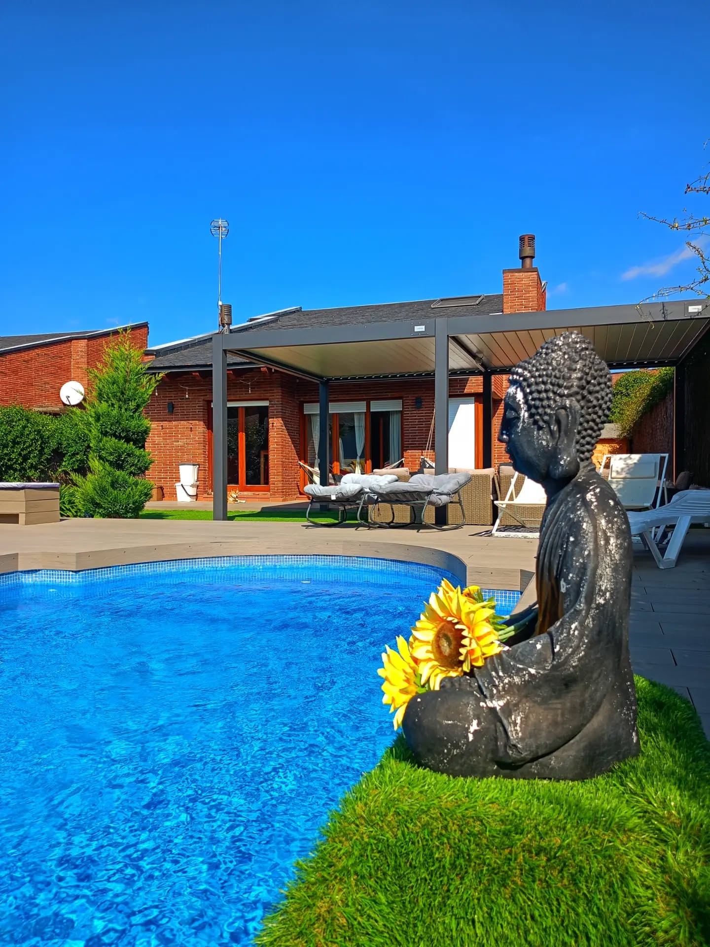 Desde el primer rayo de sol hasta las luces de la noche...☀️🌕
En Ca La Mary cada rincón guarda un instante, una charla, una siesta, un respiro.
Porque a veces, lo único que necesitamos es un lugar que nos recuerde cómo se siente estar en paz. ✨
🫶🏼 Escríbeme para reservar tu escapada.
#CaLaMary #escapadaconencanto #vidreres #casavacacional #girona #slowliving #pausa #desconectar