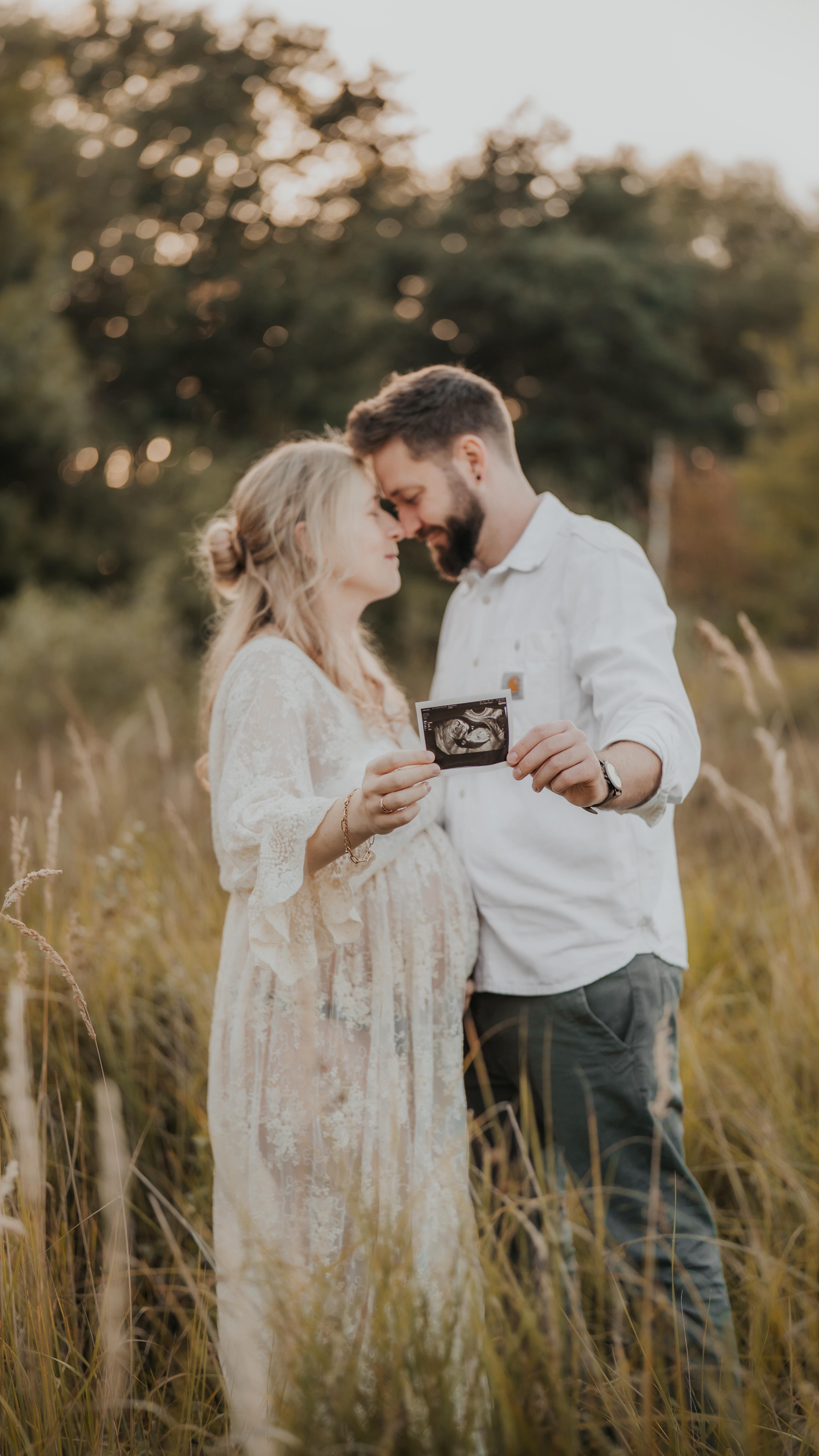 Lasst uns gemeinsam euer Babybauchshooting planen 😍🤰🏼
1️⃣ Meldet euch frühzeitig: Sichert euch euren Wunschtermin. Babybauchshootings sind extrem beliebt und viele Termine sind schnell ausgebucht.
2️⃣ Lasst uns gemeinsam euer Shooting planen. Ob in der Natur oder bei mir im Studio, eure Outfits und eure Wünsche. ✨
3️⃣ Ankommen und wohlfühlen: ich leite euch in einer entspannten Atmosphäre durch euer Shooting und wir schaffen gemeinsam wunderschöne Erinnerungen 😍💛
Sichert euch jetzt euren Termin 📸✨🤰🏼 ich freue mich auf euch 😊.
Babybauchshooting in Marburg, Kirchhain & Umgebung ✨