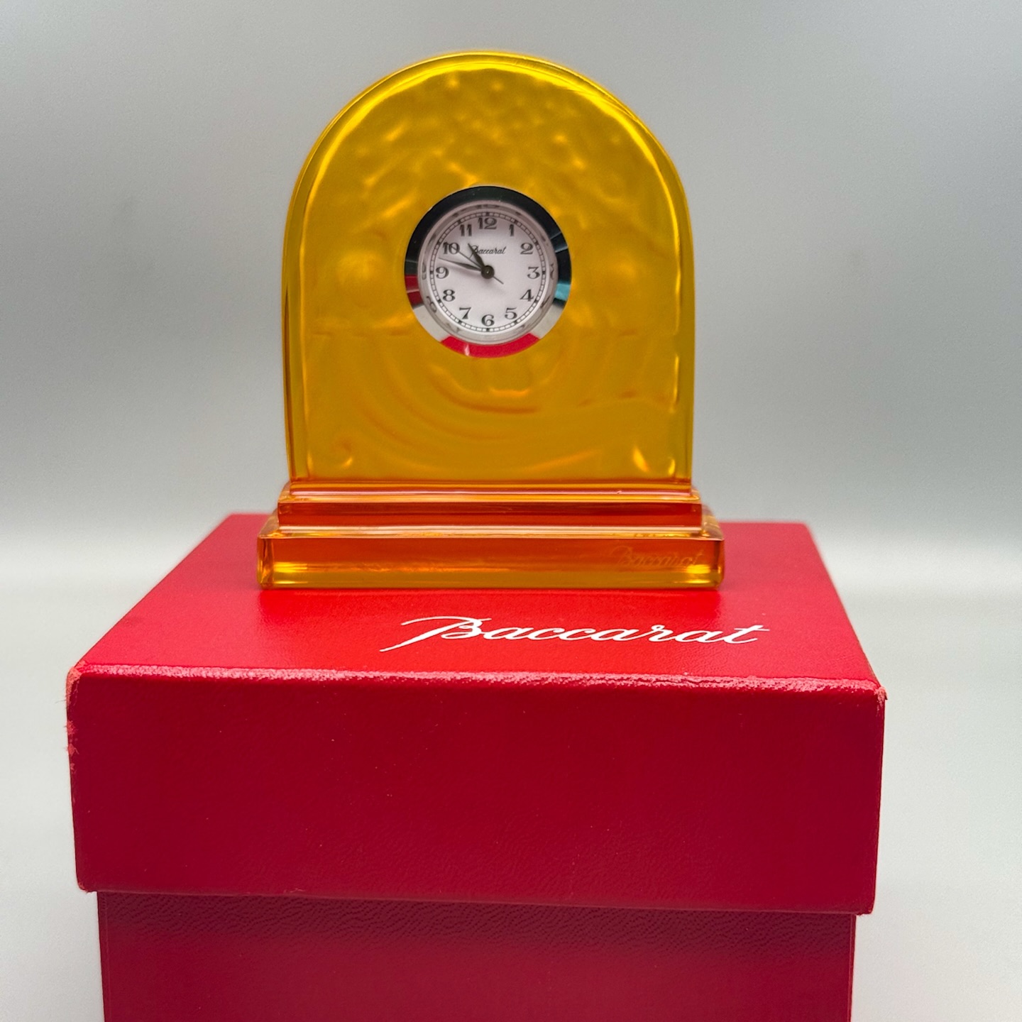 Baccarat pendulette en cristal de couleur Ambre.
La face en cristal lisse , le dos à décor de fleurs et vagues stylisées en reliefs.
Hauteur : 7,7 cm
Longueur : 7 cm
Largeur : 2,7 cm
En parfait état dans son coffret d’origine .
Elle est fonctionnelle la pile est neuve.
Signé au stylet Baccarat en lettres cursives et cachet Baccarat sous la base .
🛒 prix et disponibilité dans la boutique en ligne .
#baccarat #cristal #pendulette #pendule #heure #time #decoration #savoirfairefrançais #misslittlebottle