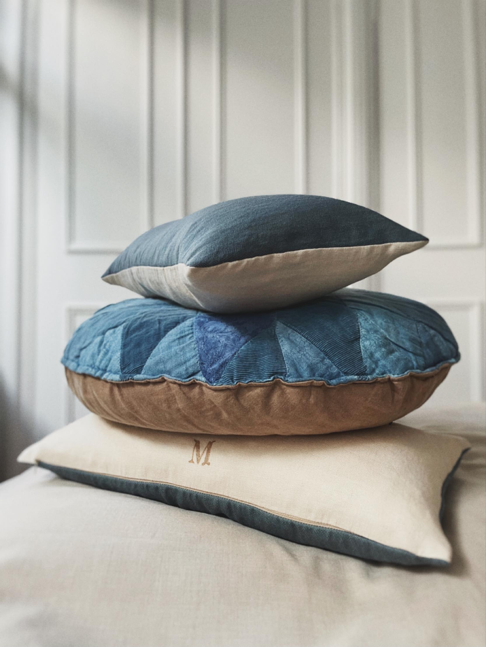In blue #blue #montpelierdecoration #insipiration #montpelierdecoration #MontpelierPlace #montpeliermaker #themontpelierdecorator #farrowandball #cushionhappy #handmade #montpelier #cushions #floral #floralcushions #artisancushions #vintagecushions #vintagetextiles #Brighton #brightonandhove