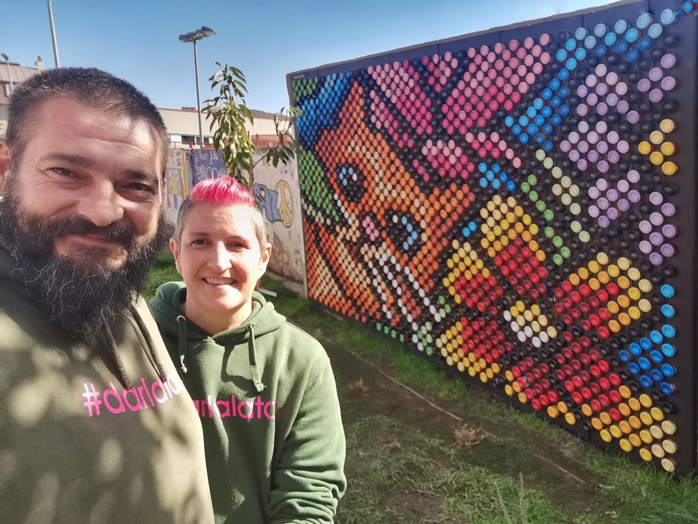 Esta es la carita de satisfacción que se te pone cuando haces un #muraldelatas #darlalata con un@s chaval@s y profes majísimos en el @ceipnuman. Gracias a @soriajuventud y @ayuntamientodesoria
#mural #latas #artemural #arteurbano #streetart #arte #reciclaje #medioambiente #reciclajecreativo #conloquetengoencasa #economiacircular