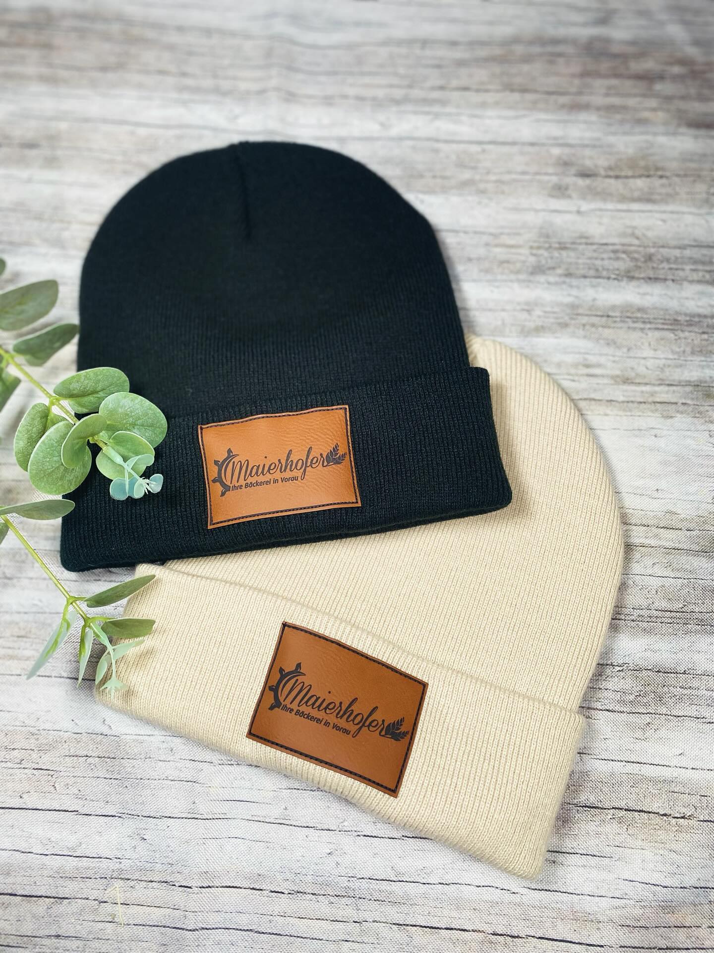 🎁 Auf der Suche nach besonderen Weihnachtsgeschenken?
Ob für Mitarbeiter, Vereinsmitglieder oder treue Kunden – personalisierte Hauben mit eurem gravierten Logo oder Schriftzug sind ein Geschenk, das Eindruck hinterlässt. 🤎
Die Hauben werden mit hochwertigen Lederlabels veredelt, die präzise mit dem Laser graviert werden – langlebig, stilvoll und perfekt für die kalte Jahreszeit. ❄️
✨ Ideal für:
• Unternehmen & Vereine
• Teams, Clubs & Organisationen
• regionale Geschenkideen mit persönlicher Note
👉 Jetzt schon an Weihnachten denken und rechtzeitig anfragen – ich fertige in kleinen & mittleren Stückzahlen individuell nach Wunsch.
🤍 Regional veredelt – mit Liebe zum Detail.
#firmenweihnachten #weihnachtsgeschenke #haubenmitlogo #lederlabel #kreativveredelung #gravur #personalisiert #vereinsgeschenk #mitarbeitergeschenk #branding #winterstyle #regionalproduktion #lasergravur #geschenkideen