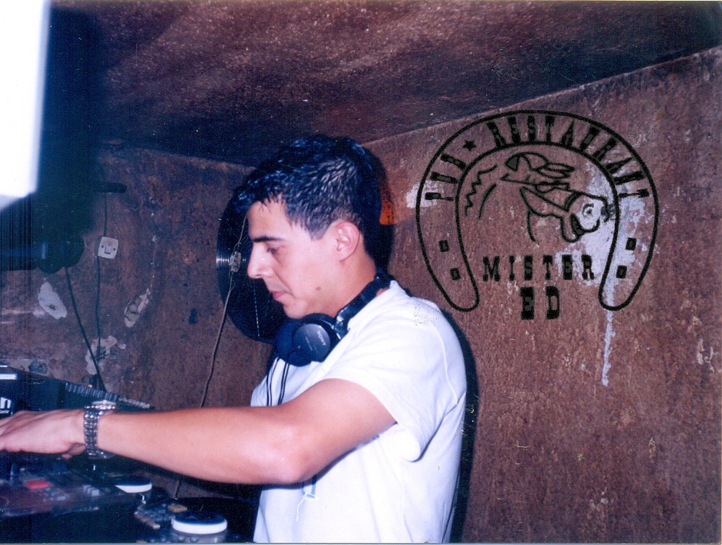 En el año '96, en el glorioso Mr. Ed, pequeño pero lleno de sueños, y hasta hoy, haciendo lo que mas amo...no hacer un bailable, si no entregar sensaciones a traves de ella.