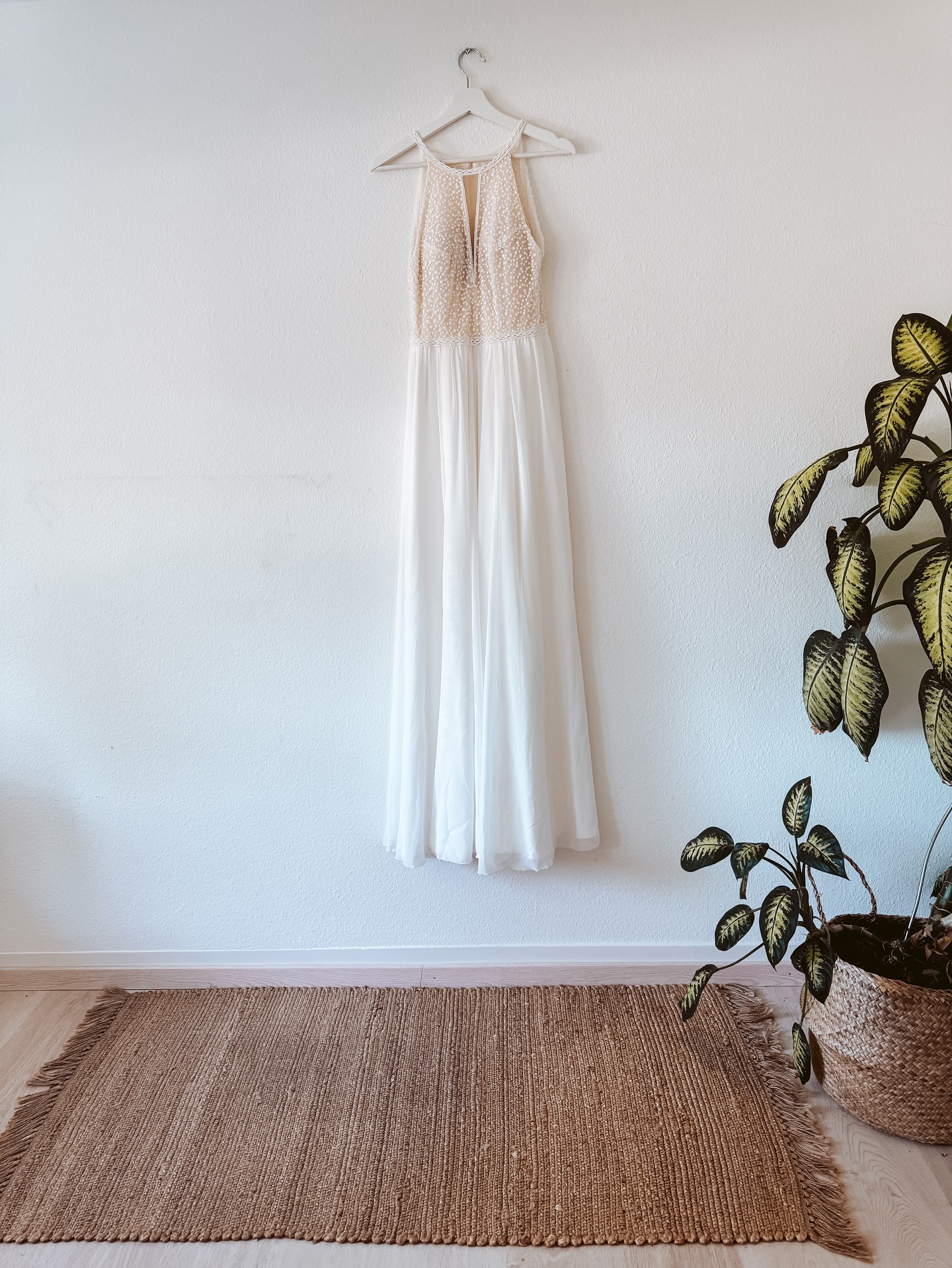 Kleid Nelly 🤍
Grösse 36-38, 178cm mit Schuhabsatz
Nelly ist ein fliessendes Kleid welches den Boho-Look mit modernen Elementen verbindet. Das Oberteil besticht durch einen Neckholder-Ausschnitt und ein einzigartiges, transparentes Design. Es ist komplett mit feinen, gepunkteten Applikationen bedeckt, die für einen zarten, dynamischen Look sorgen. Ein Zopfmuster-Band aus Perlen und Perlenstickerei trennt das Oberteil vom Rock und betont die Taille. Der glatte, leichte Rock aus Chiffon fällt elegant. Ein kleiner Rückenausschnitt mit Knopfverschluss rundet das moderne Design ab.
ready to love me? 🤍 danke Nelly 👰🏼♀️🤍