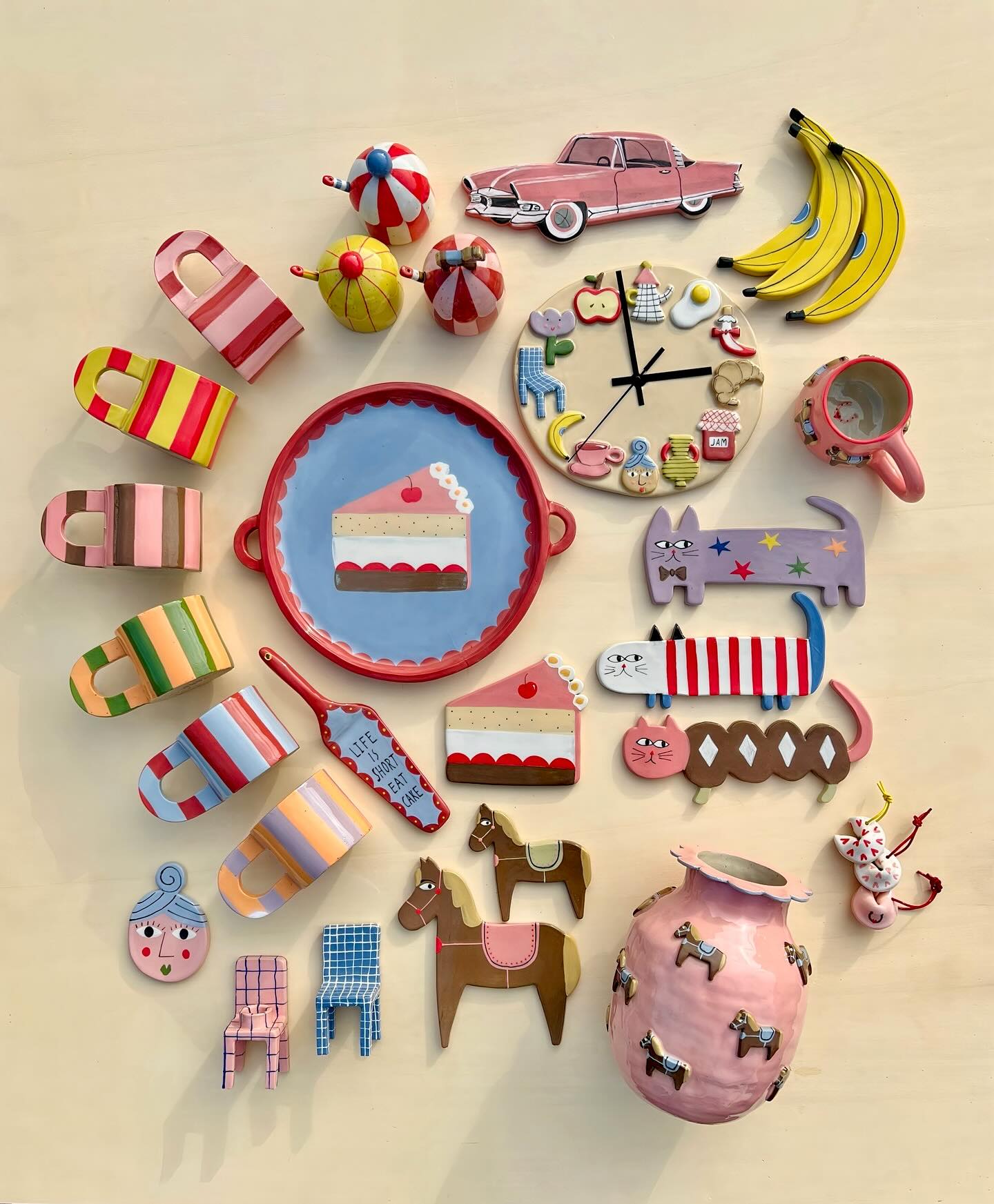 Soo!
Da kommt die gesamte Speiseplatte, die euch morgen ab 10 Uhr erwarten wird. 🍸
Und: zum Nachtisch gibt's zu jeder Bestellung wieder ein kleines Präsent. 💌
Ich freu' mich auf euch!
#buntekeramik #shopupdate #keramikverkauf
#keramikkunst #buntbuntbunt #ihavethisthingwithcolor
#homestudio #keramikstudio #potteryaddict #céramique #stoneware #töpfern #smallshop #onlineshop #smallbusiness #kunstatelier #scandinavianhome #ceramicart
#contemporaryart #ceramicsale #interior_and_living #bunteeinrichtung #homedecor #öpferstudio #keramik #ceramics #smallbusinessowner #keramikstudio