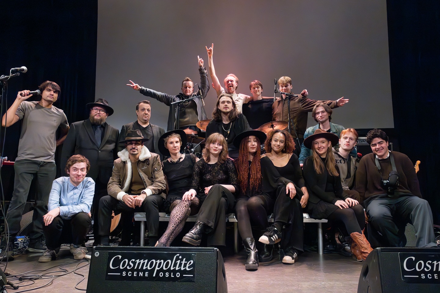 Gjengen fra i fjor ✨ fantastisk jobb!
Fler av de samme er med i år også!
Pilgrim Opplevelsen 2 i dag på @ingensteds 🌅
Fotos: @konsert_bilder
#cultkaos #pilgrim #pilgrimopplevelsen