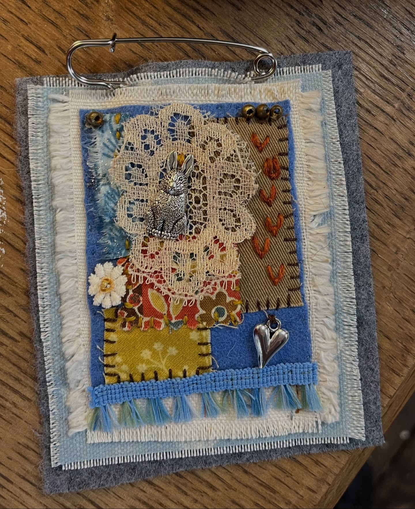 There was lots of lovely chat and fab work in today's workshop ❤️ Thank you lovely ladies 🥰
I forgot to photograph most of the work, all was fab.
#embroideryworkshop #handembroidery #experimentalstitching #appliqué #broderie
