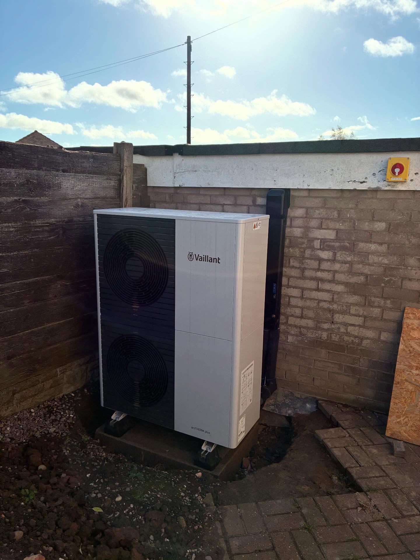 Don’t be fooled by how pretty it looks, this has been challenging beyond belief. 10kW AroTherm Plus, 500L Heat Geek 🔥🤓 cylinder, VDM mixing module. Excited to see what she can do once fired up properly! #AroThermPlus #HeatGeek #AirsourceCompany @vaillant.uk @heat_geek_uk