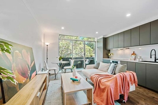 Just bought, Surry Hills! Hugh and I have just purchased our clients a delightful one-bed unit. A smart purchase next to their terrace home with the bonus of a tandem car space!