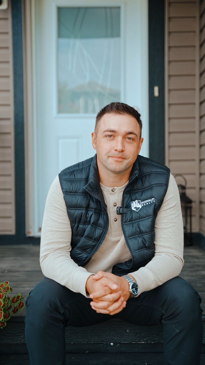 🎬 NEW LISTING | TAMARACK
Welcome to this beautifully maintained 4 bed + 3.5 bath home in one of southeast Edmonton’s most family-friendly communities!
✨ Open-concept main floor with quartz counters, black appliances + island for entertaining
✨ Main-floor laundry + powder room
✨ Upstairs: 3 bedrooms + primary ensuite & walk-in closet
✨ Fully finished basement with bonus den/bedroom + 3-pc bath
✨ Landscaped yard + double detached garage
Ideally located near schools, parks, shopping & transit — this home is turn-key and ready for your family to move in!
💰 $449,900 | MLS E4463288
📍 1119 36 Ave NW | Tamarack
#YEGRealEstate #TamarackEdmonton #JustListed #YEGRealtor #FamilyHome #RiverValleyRealty #MaxWellChallengeRealty#yegrealestate #edmontonrealestate #edmonton #yeg #rivervalleyrealty #maxwellrealty #maxwellchallenge #maxwellrealtycanada #maxwellcanada #realtor #yegrealtor #canada #canadarealestate #home