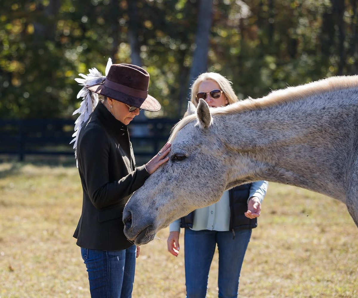 What an incredible honor to welcome First Lady, @suzanneyoungkin, to Nalani Horse Rescue! She’s a wonderful advocate for the equine community. We loved introducing her to the herd and talking about ways to make an even greater impact together. 🩵🐴