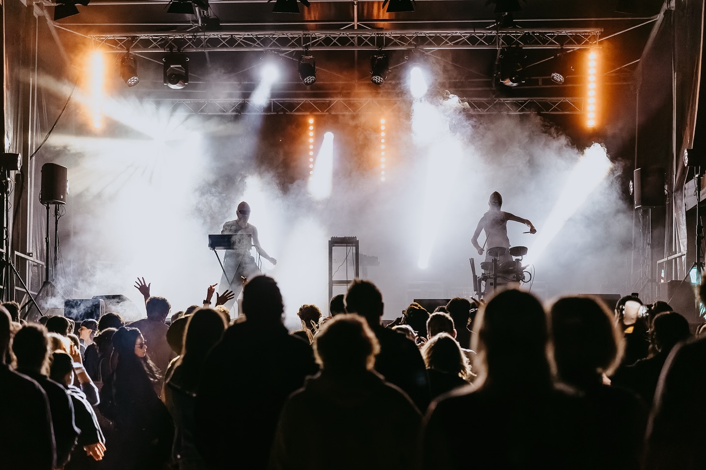 Une vague d’ondes et de lumière.
@macandwester ont fait vibrer Baie Sonore d’un son brut et hypnotique.
Merci @macandwester pour cette traversée intense ⚡🌊
📸 @blimstudio.fr
#festival #baiesonore #electro #livemusic