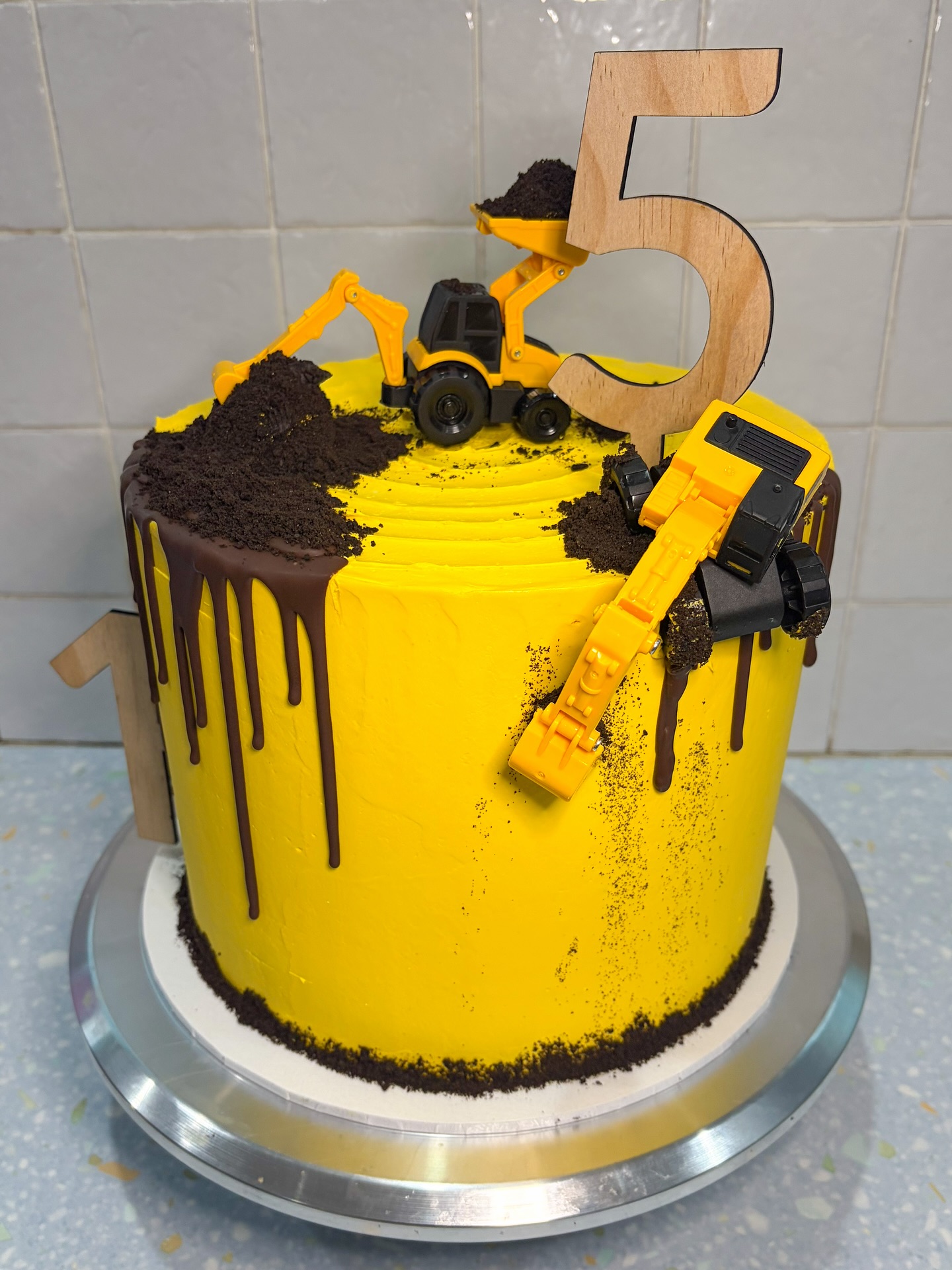 Two birthdays, one epic cake! Turning 5 and 1 with trucks, dirt and lots of yellow ๐๐
Toppers by @louloulasercreations
#cake #cakedecorating #happybirthday #trucks #brothers #boys