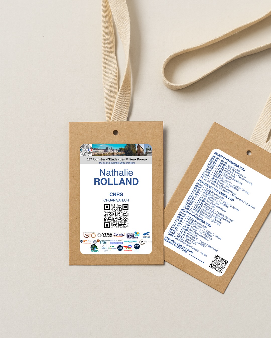 🎓 Merci au @cnrs d’Orléans et à @univ_orleans pour leur confiance renouvelée envers notre agence @zocom.fr 🙏
Pour ces 17ᵉ Journées d’Études des Milieux Poreux, nous avons imaginé des porte-badges en carton recyclé, intégrant des QR codes dynamiques (vCard), des tours de cou en coton bio et des tote bags personnalisés 🌿♻️
Une conception éco-responsable, locale et soignée jusque dans les moindres détails 💼✨
#communicationresponsable #ecodesign #evenementiel #orleans #cnrs #universiteorleans #zocom #madeinfrance #recyclé @osuc_orleans @regioncentre_valdeloire @brgm_fr @totalenergies_fr