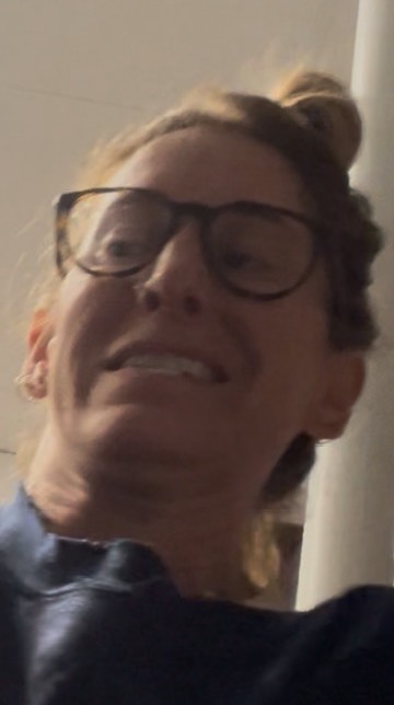 We have 3 animals in cones (#spayandneuter ), 2 with broken legs and 5 on different medications. Anyway, here’s a glimpse in to running a rescue and no, I don’t care that I look like 💩✌️and in Fridas defense, last time she dealt with a male cat he left her with 5 kittens, so I’m on her side. Sorry, Chucky 🐈#stellasrescue #rescue #cat #fail #adoptdontshop