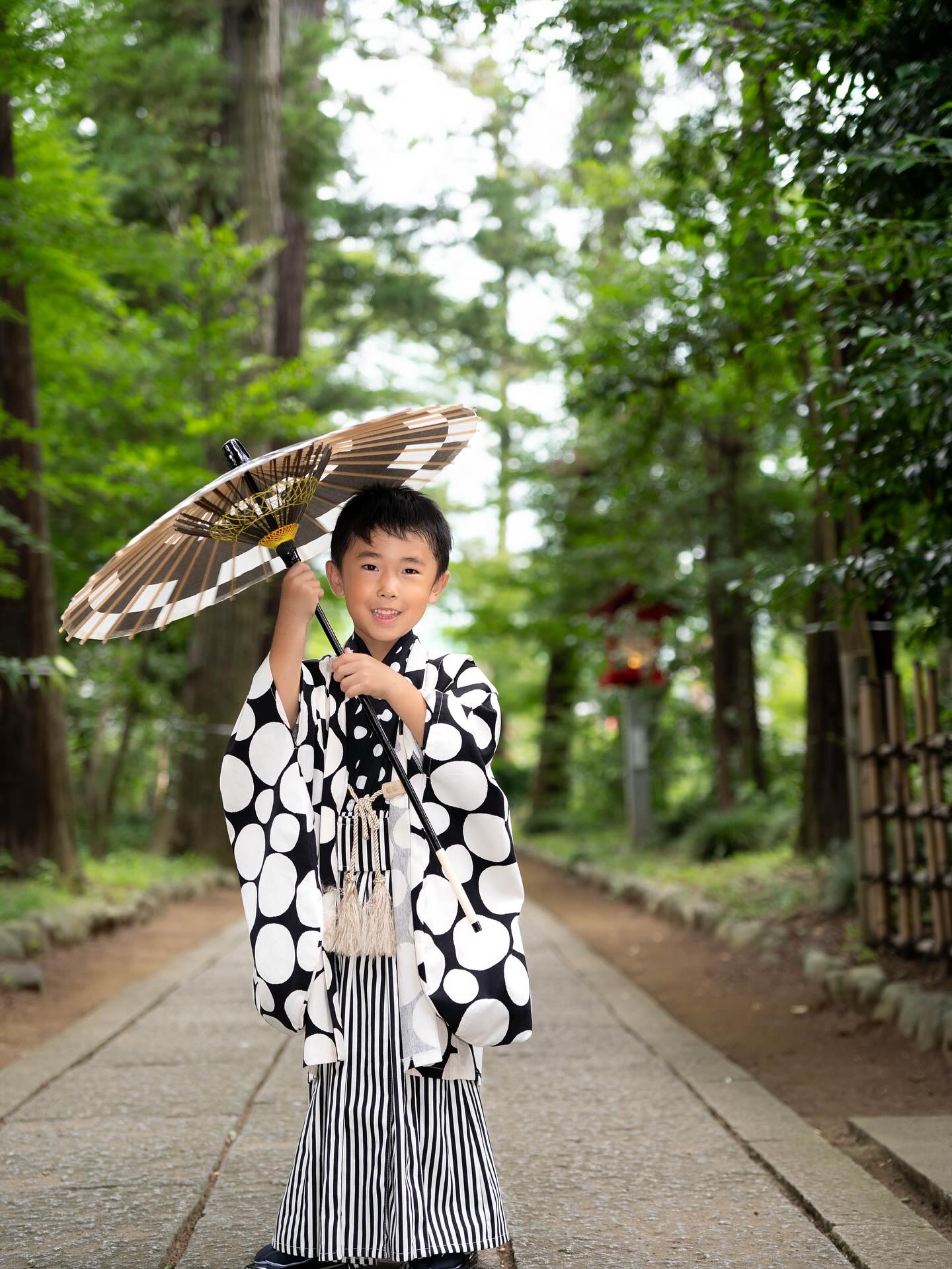 七五三同行撮影受付中です。
直前だけど迷ってます。そんな方は
まず、相談してみてください。
スケジュールが合えば撮影に駆けつけます。
準備でママは大変だと思いますが
どうか体調崩されませんように。
おうちフォトスタジオsmileseedでは
七五三の新しいプランを考案中です
〜三歳からの初めての七五三撮影〜
まもなくお知らせします。
モニター募集は公式ラインより
お知らせします。まずは登録をして
お待ちください。お楽しみに!!
✼••┈┈┈┈┈┈┈┈┈┈┈┈┈┈┈┈••✼
【撮影の予約方法】
プロフィール欄のリンクより
予約をお願いします。
@smileseed_photostudio
↑
アカウント押すと、プロフィールに
飛べます🔍
リンクページの
お問合せより必要箇所をご入力頂き
お送りください。
✼••┈┈┈┈┈┈┈┈┈┈┈┈┈┈┈┈••✼
大事にしていること…
スタジオは小さな一軒家です。
プライベート空間でゆったりと撮影が
出来ます。
人目を気にしなくても大丈夫です。
泣いても不機嫌でも人見知りでも
ご安心ください♡
赤ちゃんでもいつもと違う環境だと
緊張してしまうと思うので
おうちと同じように過ごせる
小さなスタジオでリラックスして頂ける
ことを大切にしています。
保育士、ベビーマッサージ講師歴10年以上の
フォトグラフォーが寄り添いながら撮影
を心掛けています。
心配なことがあったら事前に話してくださいね
毎日暑いので、お部屋を涼しくして
お待ちしております。
✼••┈┈┈┈┈┈┈┈┈┈┈┈┈┈┈┈••✼
宮代町おうちフォトスタジオ
『smile seed 』
自宅教室:埼玉県南埼玉郡宮代町学園台
最寄りの駅:東武動物公園駅
徒歩15分程度
駐車場1台あります
〈ありのままを丸ごと受け止めて写真の残す人〉
高津絵里