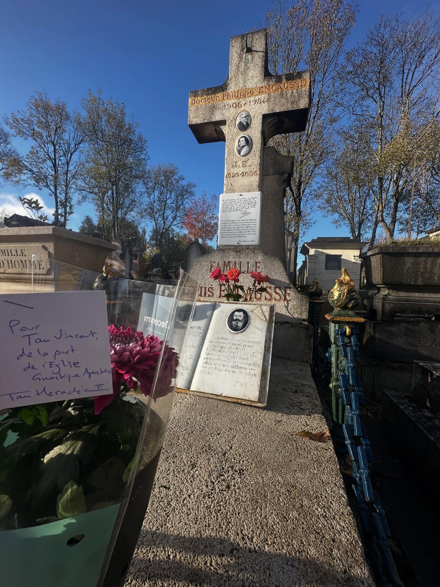 Au cimetière du Père-Lachaise ce matin, j’ai rendu hommage et prié pour notre bien-aimé Évêque Tau Vincent, le Dr Gérard Encausse « Papus », à l’occasion du 109e anniversaire de sa désincarnation, au nom de notre Sainte Église et de la part de toutes nos Sœurs et tous nos Frères.
Tau Vincent a consacré sa vie à la recherche de la sagesse spirituelle et à la transmission de sa lumière à tant d’âmes. Son héritage continue de nous inspirer à travers les générations.
Tau Heracléon II, Évêque de Paris, Église Gnostique Apostolique, Sanctuaire du Saint Paraclet
#papus #gerardencausse #eglisegnostiqueapostolique