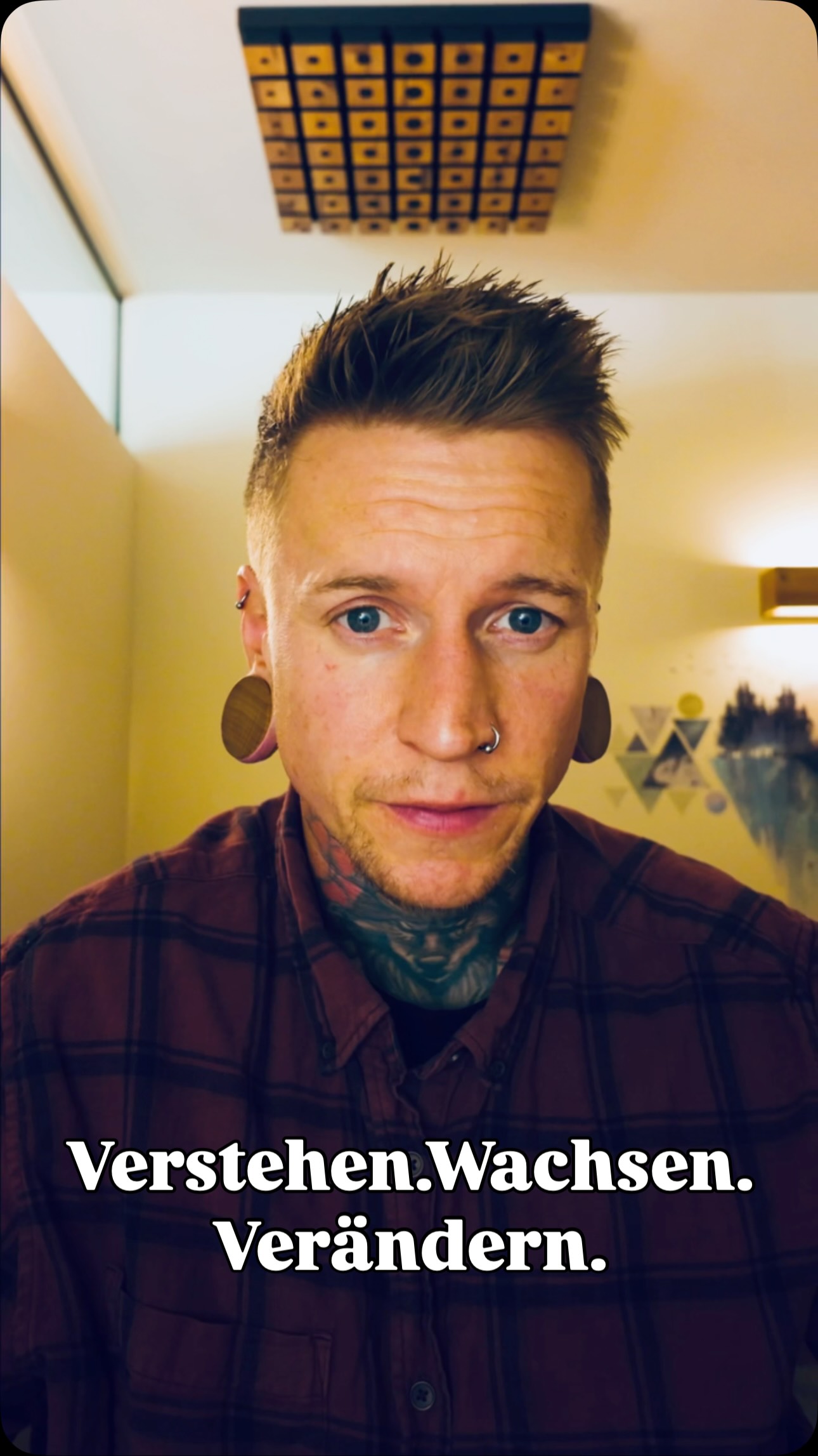 Manchmal läuft alles –
und trotzdem fühlt sich etwas leer an.
Manchmal weißt du, was du tun solltest –
aber du kommst trotzdem nicht ins Handeln.
Und manchmal willst du einfach nur
verstehen, was in dir passiert.
Dafür ist psychologische Beratung da.
Nicht erst, wenn nichts mehr geht.
Sondern, wenn du spürst:
Da geht mehr.
Mehr Klarheit.
Mehr Ruhe.
Mehr du.
Psychologische Beratung ist kein Zeichen von Schwäche,
sondern der Moment,
in dem du Verantwortung für dich übernimmst. 🌿
#psychologischeberatungmf #therapiewerkimst #PsychologischeBeratungTirol #Lebensberatung #StressManagement #SelbstvertrauenStärken #KinderCoach #VeränderungBeginntImKopf #Imst #TirolHilft #StärkerAlsDuDenkst #KopfHerzMut