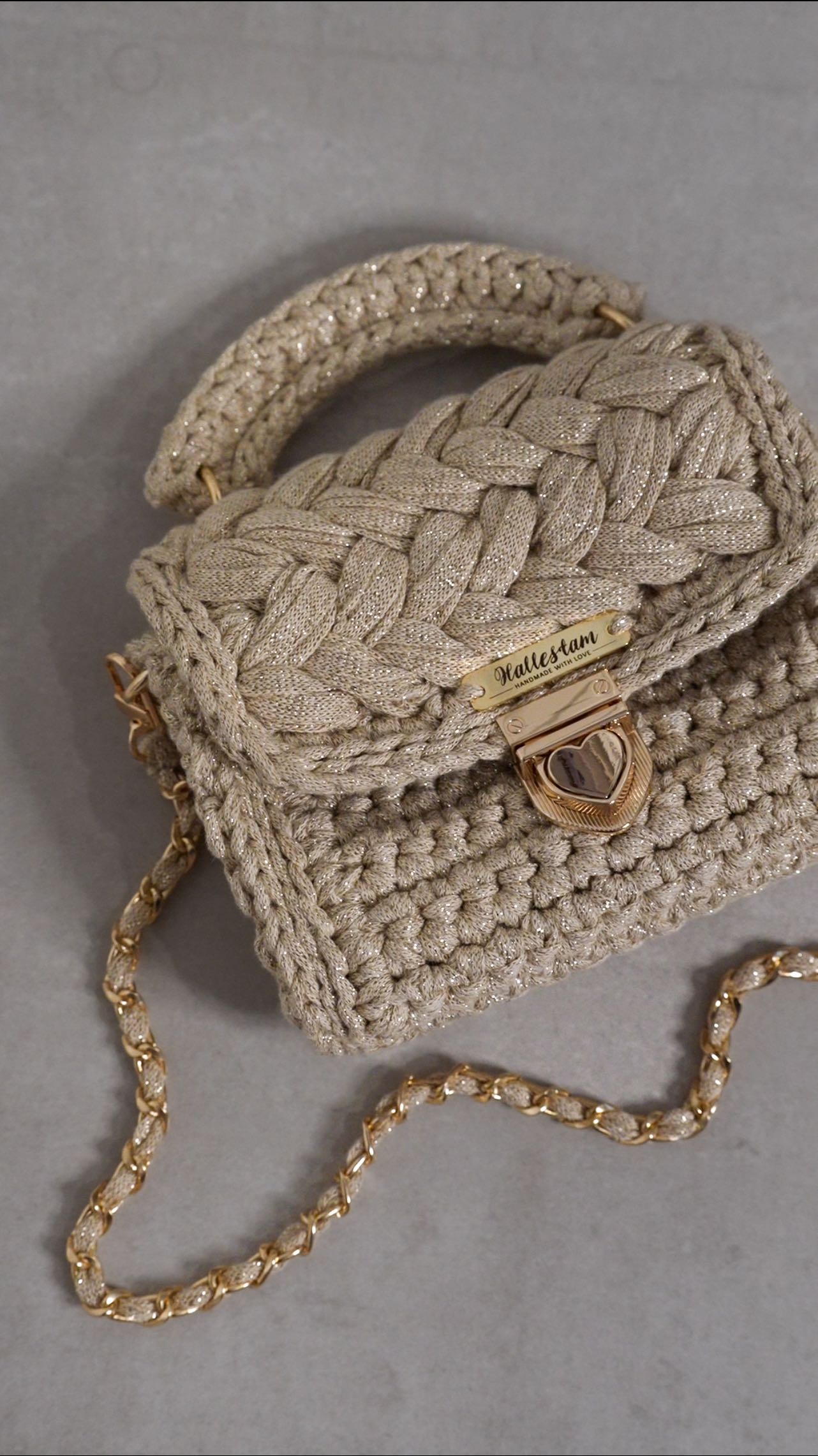 ✨ Meet Shimmering Puff in Sand – the perfect little companion that adds a golden glow to any occasion. Soft, radiant, and effortlessly chic – she’s made to make you shine. ✨
See more at 👉🏼 www.Hallestam.com 💖
#HallestamDesign #HandmadeWithLove #ShimmeringPuff #CrochetBag #EveningStyle #GoldenDetails