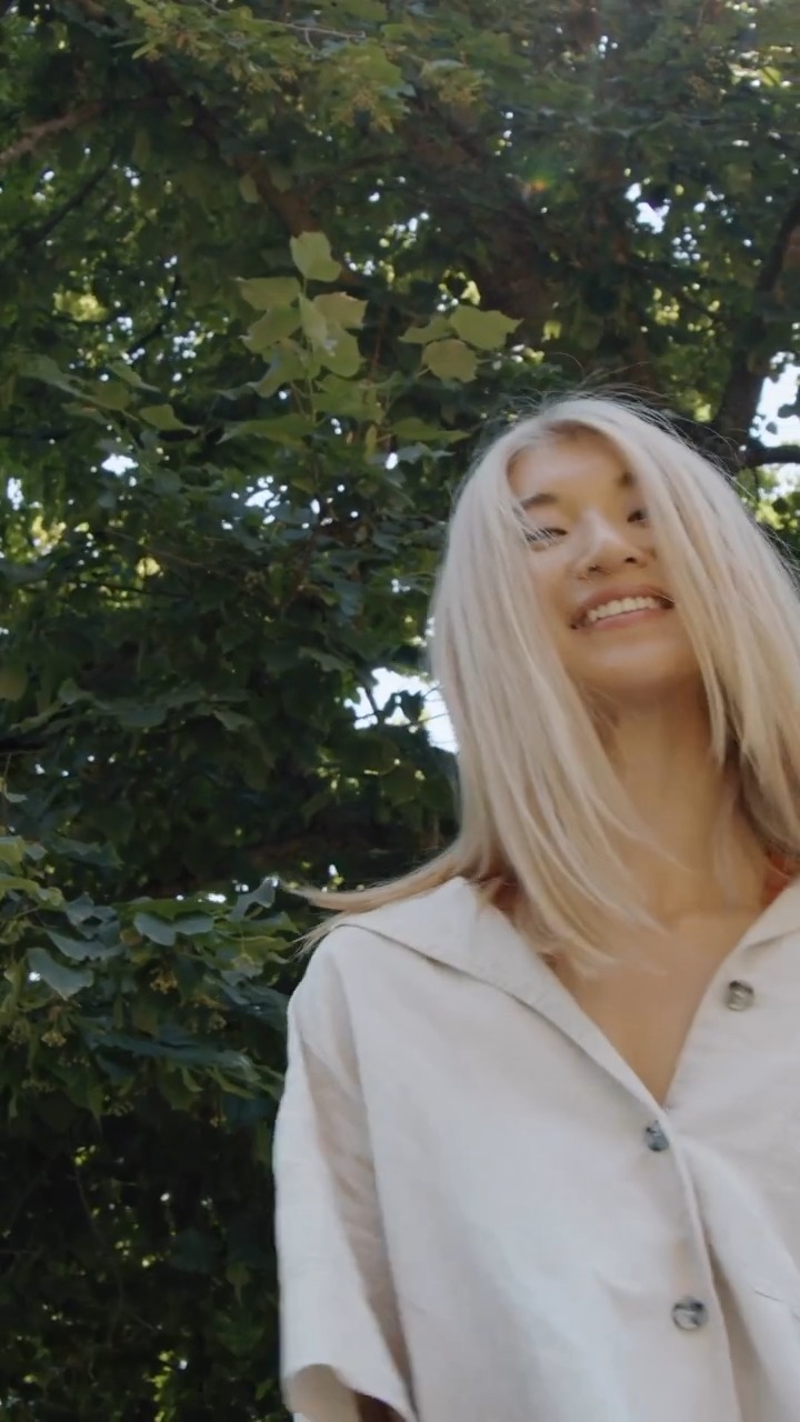 Our Heart of Glass line makes it easy to maintain your blonde hair at home
🚿because of the ingredients and that the products are made up of:
💙83-96% natural ingredients
💙89-98% biodegradable ingredients
Here’s what makes #HeartofGlass so special:
✨Biacidic bond complex: repairs, strengthens + protects hair strands
✨Illuminating amino concentrate: a naturally occurring ingredient that adds
extra shine, lightness + moisture
✨Jagua blue extract: a color-balancing fruit extract that gets rid of unwanted
tones + helps illuminate blonde hair
✨Baobab extract: helps condition, nourish, tame + restore elasticity
✨Fortifying botanical shield: a multi-functional ingredient that conditions,
strengthens + protects against heat/UV damag