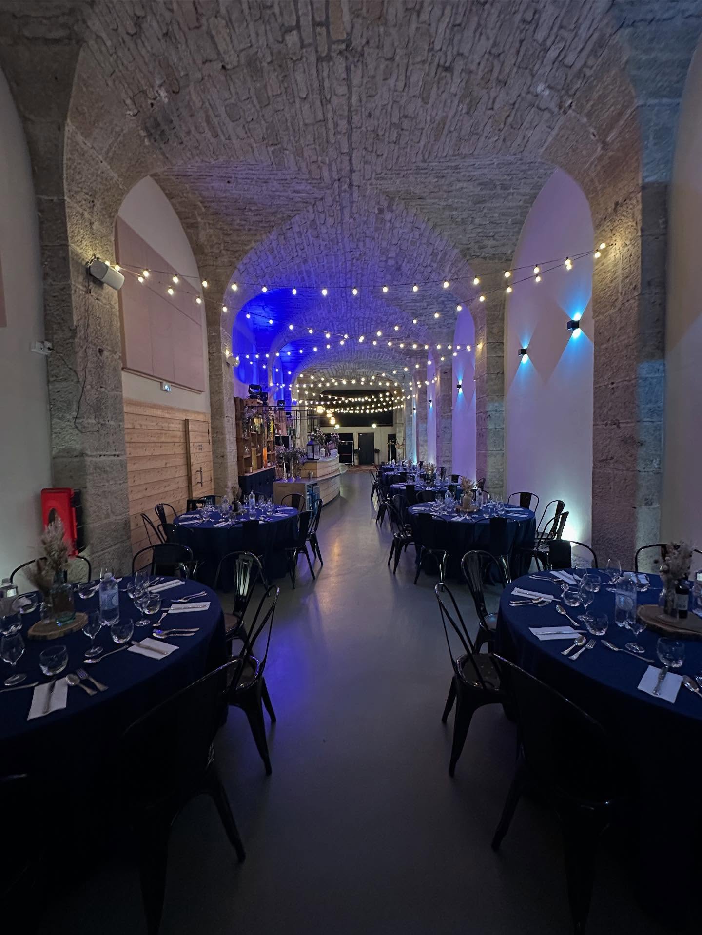 Quelque chose se prépare ! Sublime lieu @lecaveaudesducs 🎩