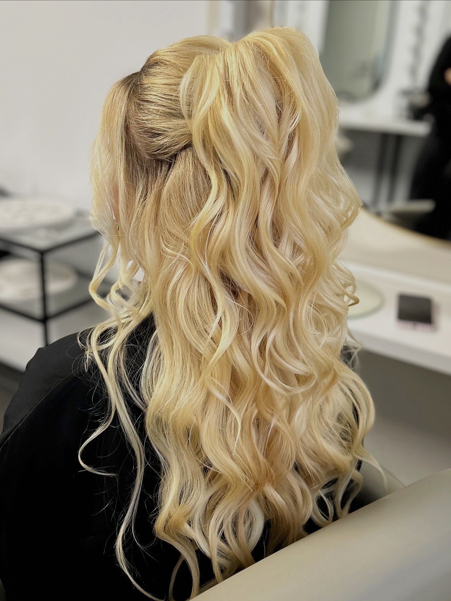 💍✨ Der große Tag verdient das perfekte Haar! ✨💍
Ob voluminöse Wellen, traumhafte Länge oder einfach das gewisse Extra – mit einer professionellen Haarverdichtung oder Verlängerung wird dein Hochzeitslook zum absoluten Highlight. 👰🏼♀️
Bei mir hast du die Wahl:
💫 Extensions zum Ausleihen – ideal für deinen Hochzeitstag oder besondere Anlässe
💫 Dauerhafte Einarbeitung – für langanhaltend volles, traumhaftes Haar
Gemeinsam finden wir die perfekte Lösung, die zu dir, deinem Kleid und deinem Stil passt. 🤍
📍Buche jetzt deinen Beratungstermin und lass uns deinen Hochzeitslook zum Strahlen bringen!
#Haarverlängerung #Haarverdichtung #Brautstyling #Hochzeitsfrisur #Extensions #BridalHair #Traumhaar #Styling #Hochzeit2025 #hairgoals