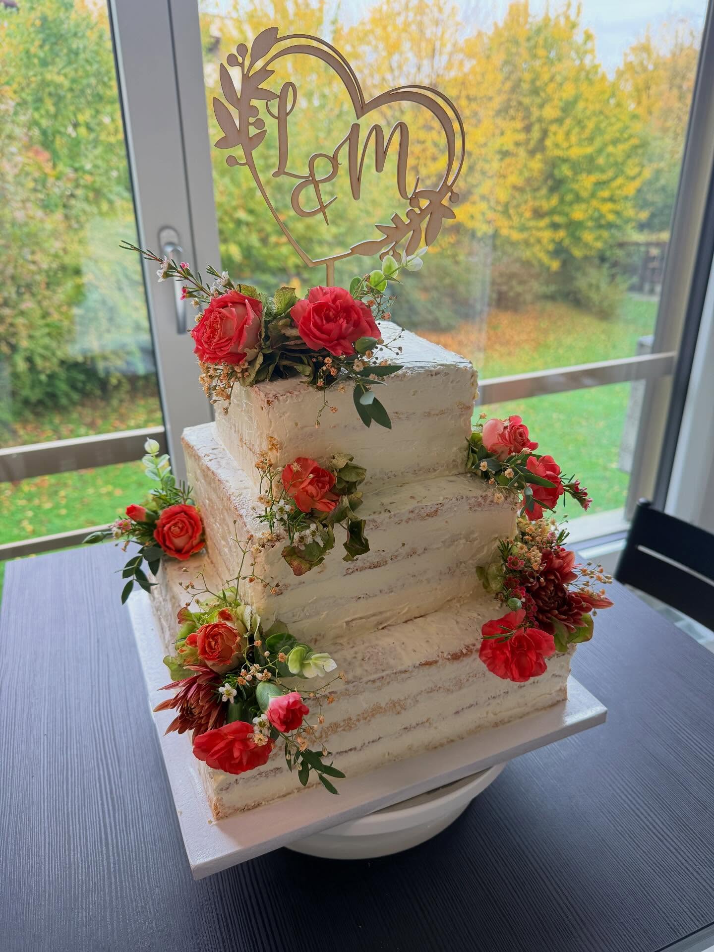 Unsere 3-stöckige Hochzeitstorte mit Frucht- und Schokofüllung im Naked Cake Look – dekoriert mit frischen Blumen 🌸
Ein süßer Hingucker für den großen Tag ✨
#hochzeitstorte #nakedcake #weddingcake #cakeinspo #weddinginspiration #torte #bakecraft #hochzeitsidee