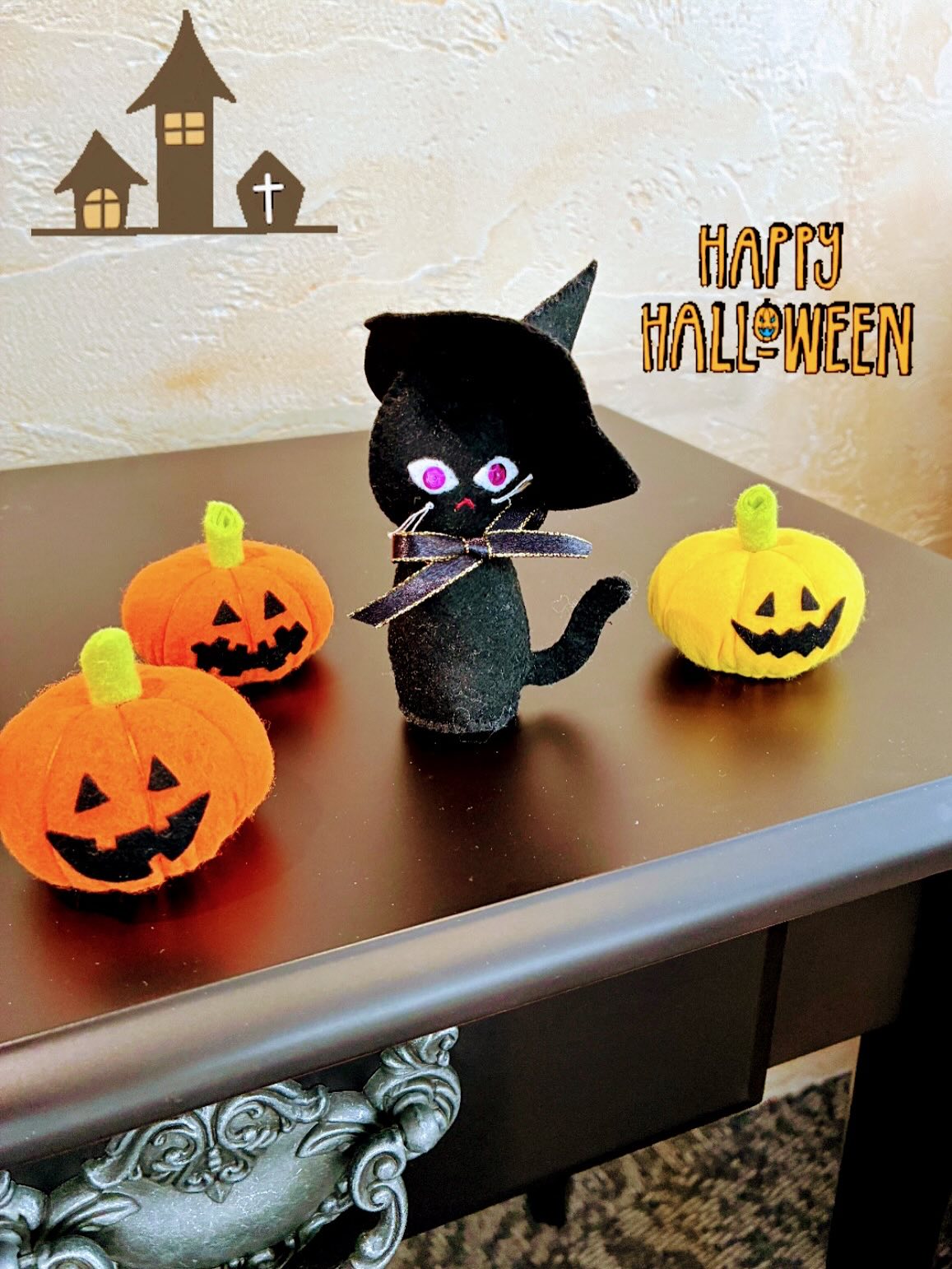 もうすぐハロウィン🎃
フェリシテにも可愛い
カボチャのおばけとネコ魔女が出現しました🖤
「トリック・オア・トリート」
🍭お菓子をあげないとイタズラされちゃうかも😜
✨こちらは、いつもお世話になっているお着物屋さんのスタッフさんが作ってくださった作品です❣️
以前にも可愛いお雛様をいただいていて、毎年大切に飾らせてもらっています🎎
ハロウィンが過ぎると、もう11月ですね🍁
今年は特に、この前まで暑かったのに
急に朝晩冷たい風に変わり冷えるようになりました。
日中との寒暖差が大きく、
「寒暖差不調」を感じる方も増えているようです。
そんな季節の変わり目におすすめなのが、
フェリシテの「ビデンス蒸し」🌿
宮古島の自然の恵み“宮古ビデンスピローサ”の蒸気で
身体の内側からじんわり温まり、心までほぐれます🫖✨
まだしっかりご紹介できていませんが、
これから少しずつ、その魅力をお伝えしていきたいと思います☺️
#フェリシテ #ハロウィン #ビデンス蒸し #宮古島ハーブ #冷え対策 #季節の変わり目 #癒し時間