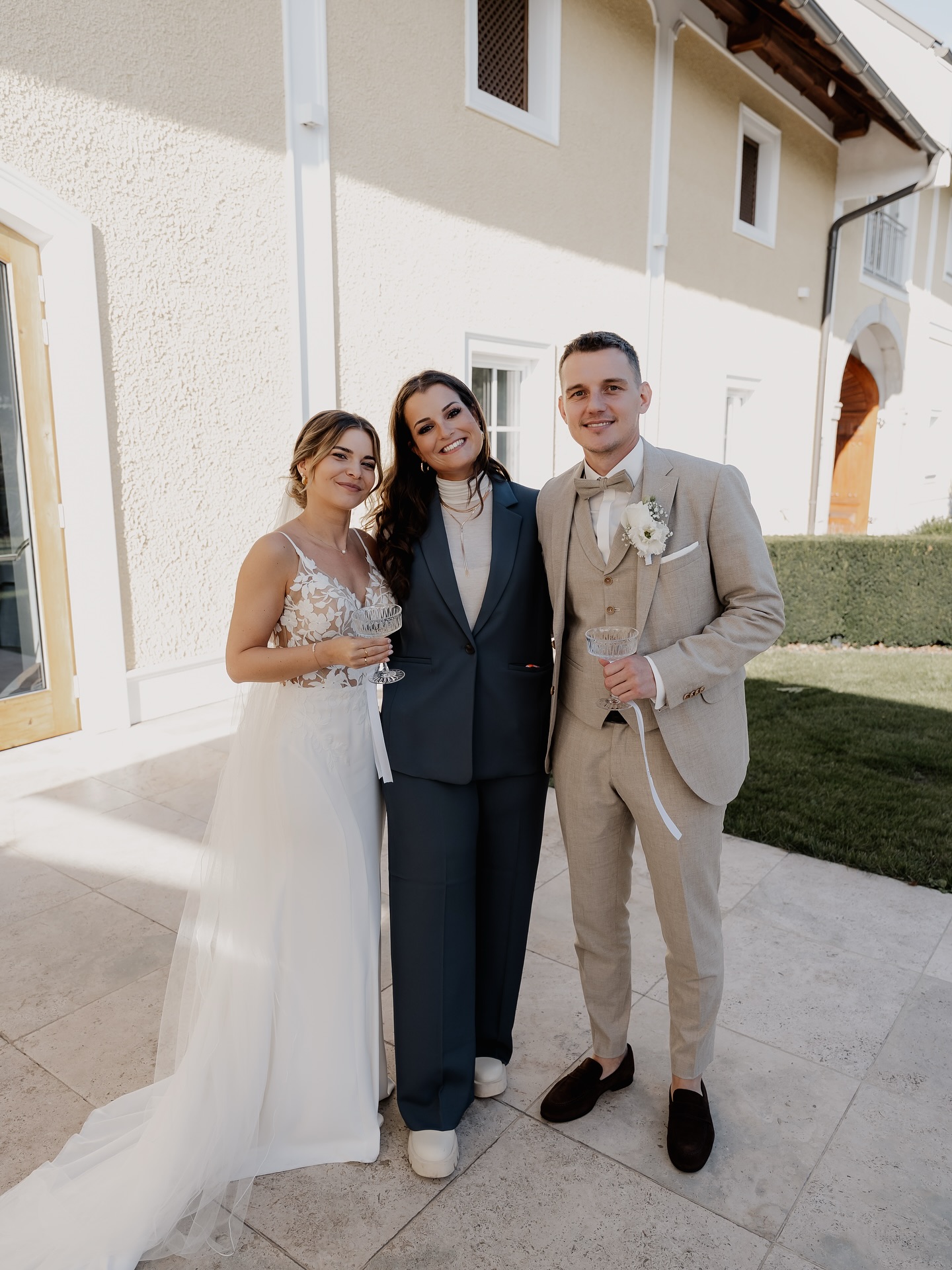 Viele Gäste haben oft null Vorstellung von einer freien Trauung.
Manche sind skeptisch und denken sich:
„Ohne Standesbeamten oder Pfarrer ist das eh nur eine Showhochzeit.“ 🥹
(Ja, solche Meinungen gibt’s tatsächlich immer noch – vor allem auf dem Land.) ‼️
Genau bei diesen Gästen packt mich dann der Ehrgeiz noch ein Stückchen mehr! 😅
Und meistens sind es dann genau sie, bei denen während der Trauung plötzlich ein paar dicke Krokodilstränen kullern oder die überrascht sagen:
„So schlecht is des ja gar nicht!“ 😅
Manchmal darf ich ihnen sogar ein herzhaftes Lachen entlocken – und das ist mein Moment 🤍
In solchen Augenblicken denk ich mir nur:
„Strike!“ 💥
Ich hab’s geschafft, jemanden von der Welt der freien Trauungen zu überzeugen –
die Skepsis loszulassen und sie in eine Welle voller Emotionen zu verwandeln.
Und ganz ehrlich:
Diese Welle kommt fast immer doppelt so stark zu mir zurück.
Ein Gefühl, das mein Herz jedes Mal fast zum Platzen bringt 🥹💛
📸 @philippsch_photography
👰🏽♀️ @_justkatee
💒 @oberbauergut