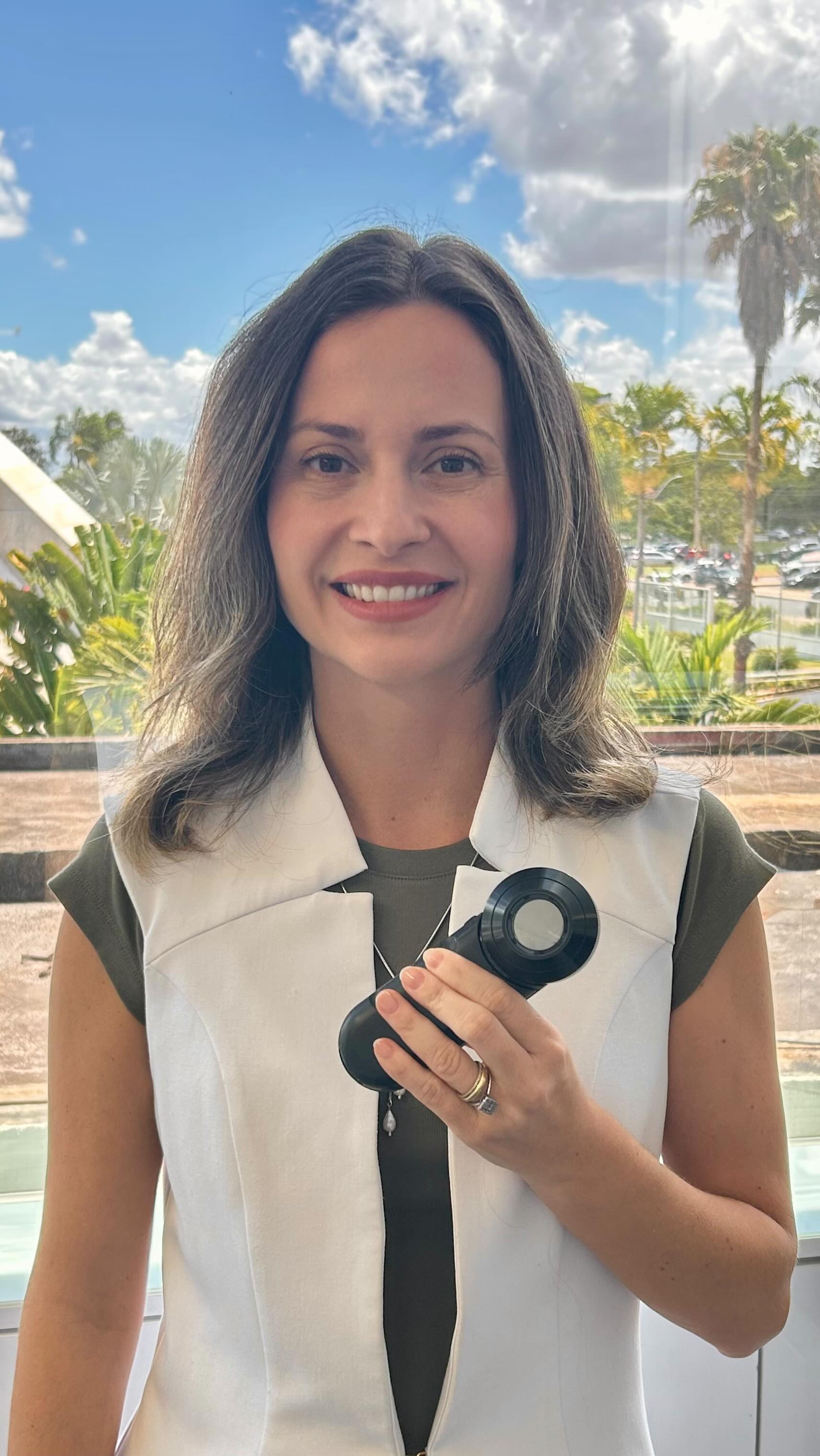 A dermatologia integrativa une ciência e um olhar global para compreender cada manifestação da sua pele.
Mais do que tratar sintomas, o objetivo da consulta é identificar as causas profundas que influenciam a saúde cutânea — como hormônios, alimentação, sono, suplementação, atividade física e emoções.
A partir dessa compreensão, é construído um plano de cuidado individualizado, que trata o corpo como um todo e reflete em uma pele mais saudável e equilibrada.
Se você busca resultados reais e duradouros, o primeiro passo é uma consulta integrativa.
✨ Sua pele reflete o seu equilíbrio inteiro.
#dermatologistabsb #dermatologiabsb
#dermatologiaintegrativa
#medicinaintegrativa
#esteticabsb #brasilia #suamelhorversão #belezanatural