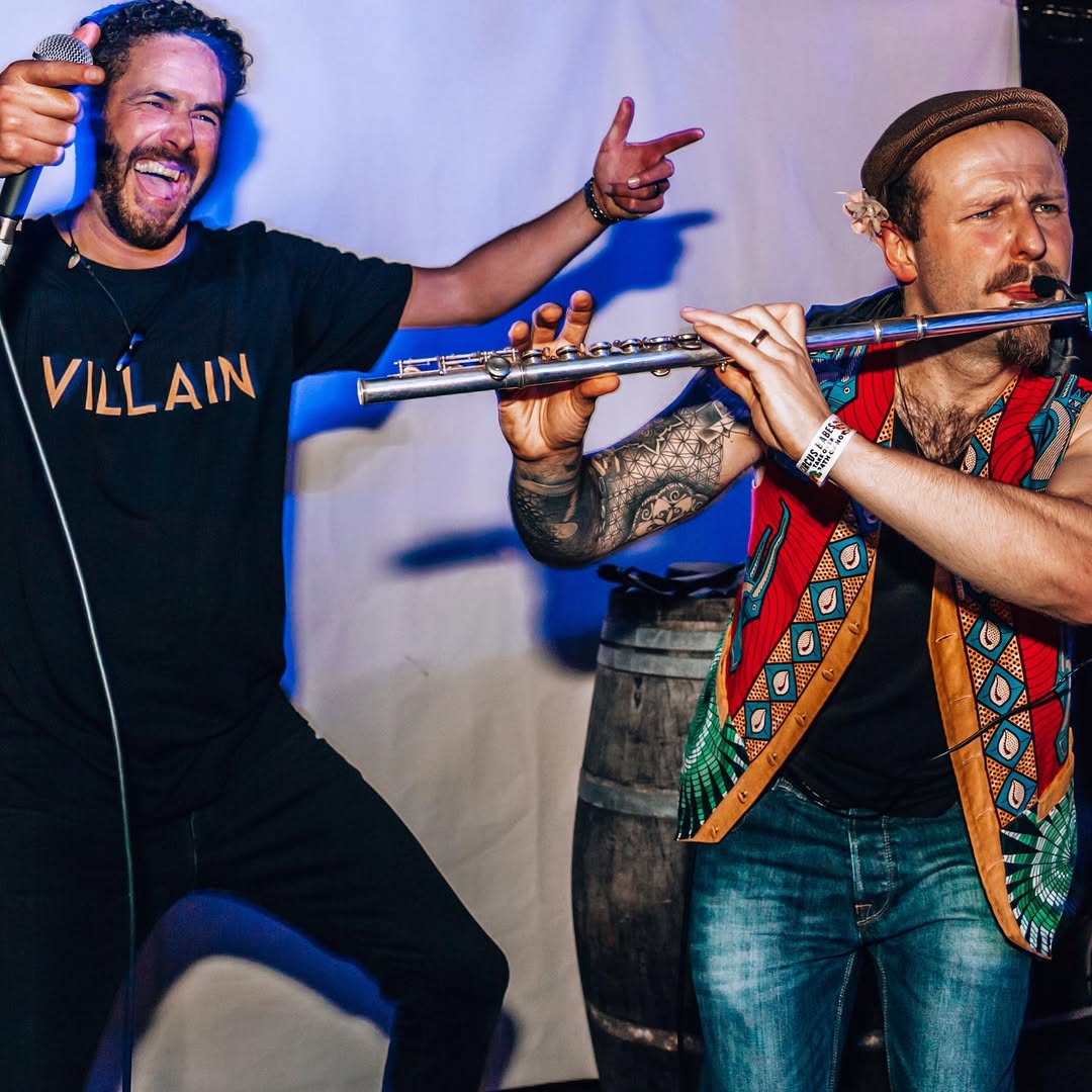 We’re beyond stoked to have our good friend and rave brother @kurnelmc joining us for our BIG 10 birthday celebration! 🪩🔥
Born from the breakbeat and raised on the bassline, Kurnel MC has spent the last couple of decades turning stages, clubs and festival fields into full-blown funky blowouts. 🌴⚡
From the beaches of New Zealand to the warehouses of Bournemouth, Bristol & beyond, the Kurnel’s sound is a riot of conscious lyricism, party-starting energy and deep-rooted soul.
Blending drum & bass, funk, reggae, hip-hop and festival-fire freestyle, he’s the MC who can flip any crowd — from tiny ravers to seasoned heads — into a sea of smiles and skanks. 🎶🔥
Rolling with the Flatcap sound — long-time collaborator @captain.flatcap (Also playing at our birthday!! - Lucky us) — expect live mash-ups of woodwind bass and bars, where old-school groove meets festival-fire freestyle, clever wordplay & cosmic positivity wrapped in heavyweight rhythm.
Expect Cosmic bounce and infectious positivity. It’s bars with heart and purpose, and a vibe that unites the dancefloor. 💫
Have you got your ticket yet? 🎟️
Link’s in the bio, my fine funky friends!
It’s gonna be an absolute BANGER — and you’re all invited! 💥🌈🔥
#kurnelmc #juniorjungle #jungleismassive #drumandbass #festivalvibes #hiphopdance #hiphopmusic #bassculture #ravefamily #bristolbeacon #whatsonbristol #bristolparty #bristolrave