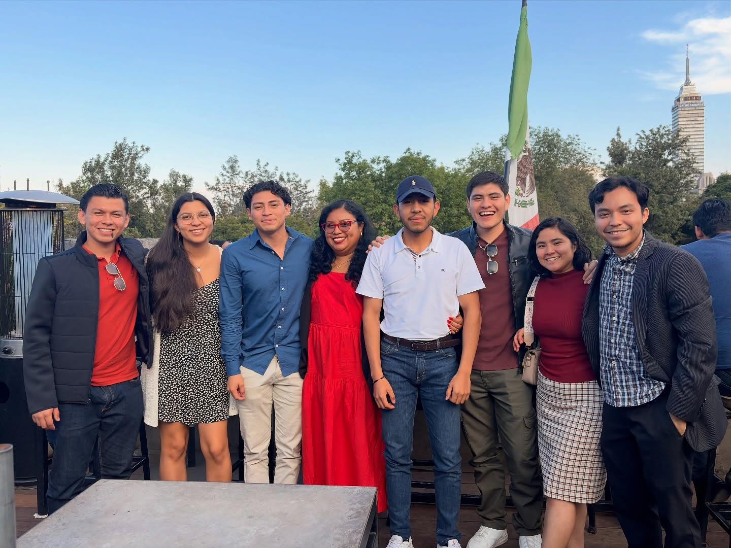 Compartimos el día de hoy con el gran equipo de Chiapas, siguen creciendo los proyectos y el equipo.
En Chiapas seguimos fortaleciendo el diálogo y la reflexión. Nuestro círculo de lectura de Derechos Humanos reúne a estudiantes comprometidos con la justicia, la empatía y la igualdad. 🌎💬
¡Nos llena de orgullo contar con integrantes en toda la República! 🇲🇽💪
FRATERNIDAD, CONOCIMIENTO, PROGRESO Y JUSTICIA.