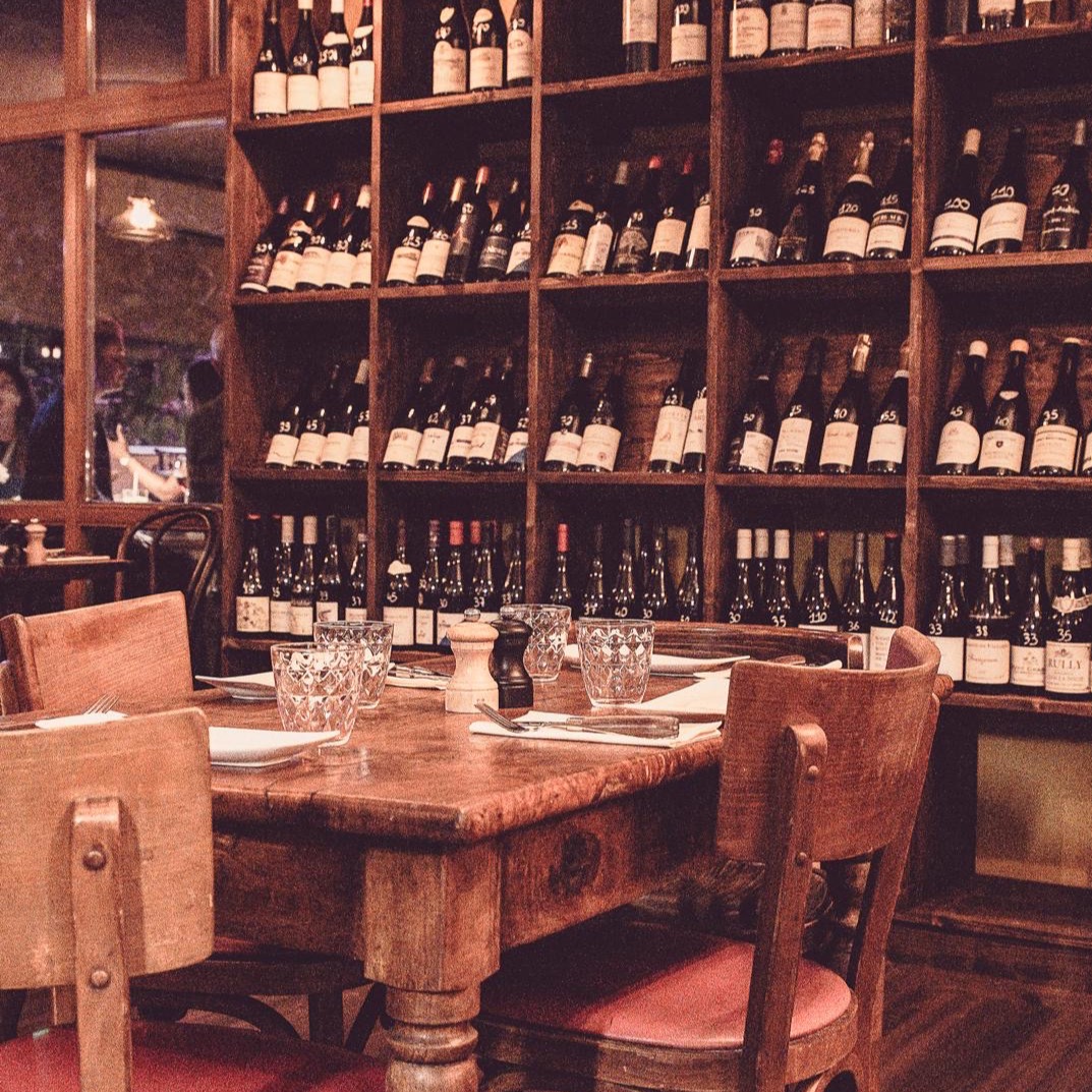 Le site du Comptoir des Bains, petit frère de l’Hôtel des Bains, est désormais en ligne et vous pouvez dès à présent y réserver vos tables !
Spontané, festif, convivial et animé du même amour du goût et du partage, Le Comptoir des Bains, c’est un bistrot vivant, un endroit où l’on rit, où l’on trinque, où les conversations s’étirent autour de petites assiettes et de plats à partager (ou non). L’âme de l’Hôtel des Bains, version Comptoir.
Venez découvrir, déguster, partager… et faire du Comptoir des Bains votre nouveau repaire !
https://www.lecomptoirdesbains-charavines.com
#lecomptoirdesbains #hoteldesbains #nouveaulieu #nouveausite #réservationouverte #vins #partage #cuisinebistrot #ambiancebistrot #grandsvins #winelovers #gastronomie #convivialité #isere