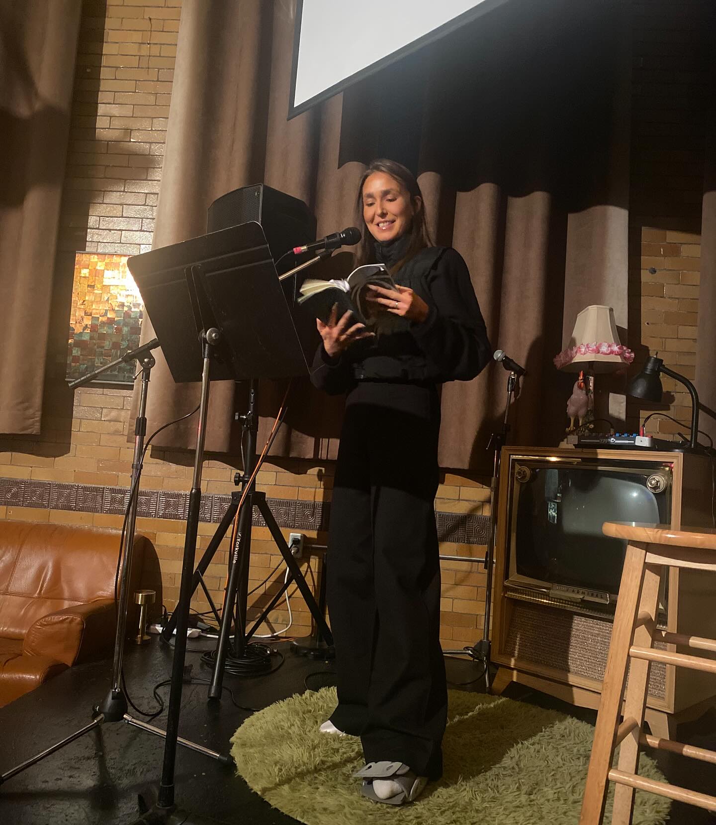 A fabulous LitLive last night at @thestaircase in partnership with the D/deaf/HoH, Disabled, Mad and Neuroatypical Poetics Festival featuring
Incredible readers @jessicapopeski @leodragtoe @sentientabyss @sneilsonwwh 🎤📖🎤 #hamont #readingseries #literaryevent #writingcommunity #disabilitycommunity