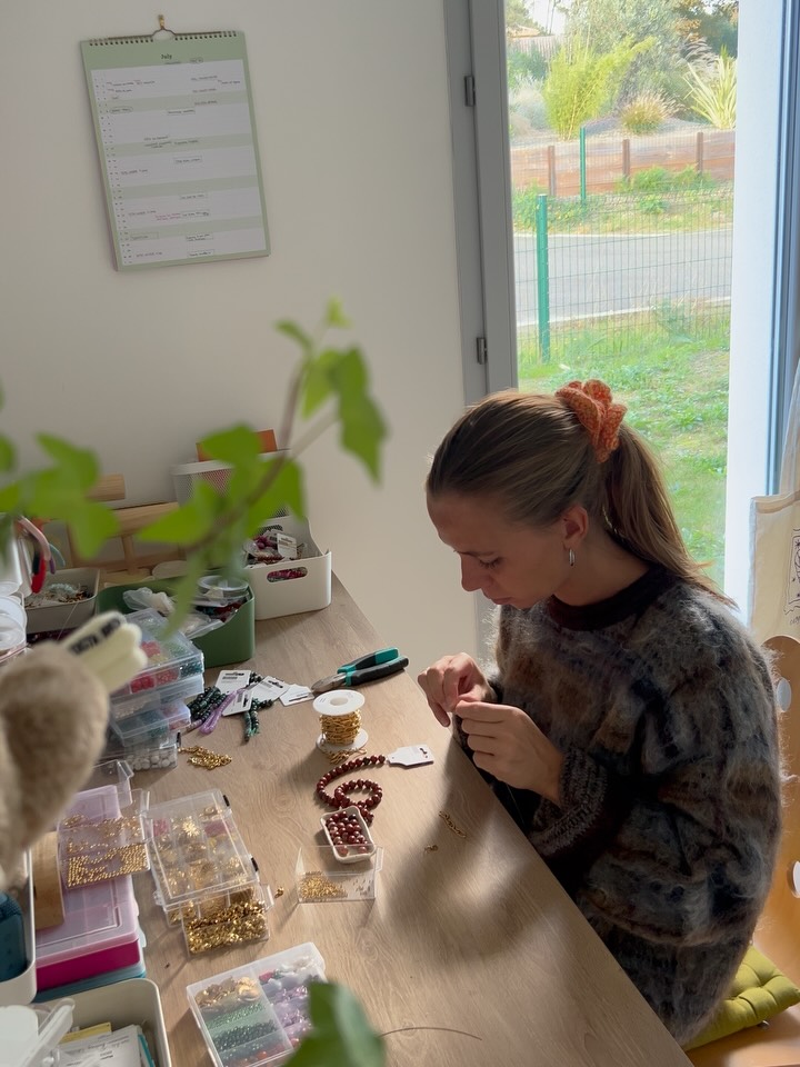 Un petit récap de cette semaine bien remplie… 🌞
1. J’ai passé tout le week-end à créer du stock pour anticiper mon départ en vacances et Noël
2. (Très satisfaisant de voir autant de colliers accrochés 😌)
3. On a commencé à réfléchir au packaging de Noël
4. (Préparez-vous il y aura de la couleur !)
5. On a fait un nouvel atelier perles pour les vacances au @moussu.messanges
6. J’ai réalisé et sorti le tout premier vlog Tapioca ! 🎥 (Dispo sur YouTube, n’hésitez pas à aller le voir et mettre un petit 🖤 )
7. J’ai signé avec une agence pour lancer ma première campagne de netlinking
8. Cookie a repris ses habitudes hivernales
9. J’ai créé mes tous premiers colliers pour dogs
10. J’ai eu le droit à mon petit après-midi comptabilité de chaque fin de mois
10. Je vous laisse sur ce petit sunset 🌅
J’espère que vous avez passez bonne semaine 🌞