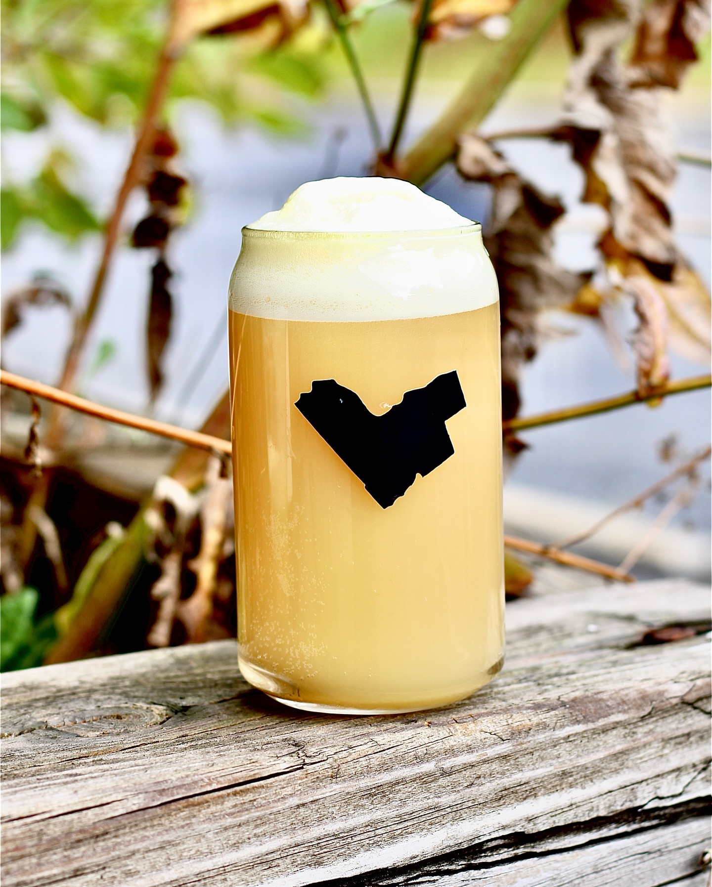 💙 Blue Heart is back this Friday evening for a limited time!
This hazy pale ale is brewed with Citra, El Dorado, and Galaxy hops — overflowing with tropical fruit, citrus, and stone fruit vibes. Juicy, soft, and perfectly crushable.
Your weekend just got better 😉🍺
Available to-go Friday.
#BlueHeart #HazyPaleAle #Citra #ElDorado #Galaxy #CraftBeer #OttawaBeer #BeerRelease #ottawaphotographer #ontariobeer #canadianbeer