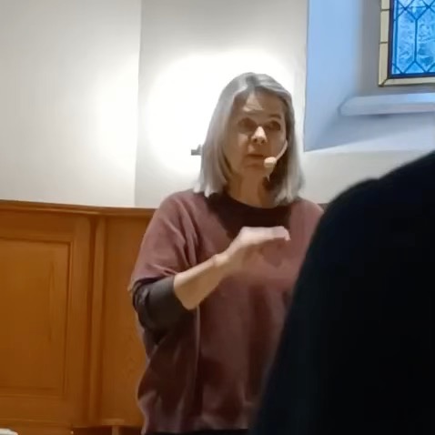 Hier ein kleiner Ausschnitt aus dem Erzählgottesdienst von EVA.
Solche Momente bedeuten mir viel – erzählen, zuhören, gemeinsam erleben.
Danke an Lis Frei für die Musik, Pfarrerin Susanne Bärlocher, der Kirche Wichtrach und euch, dem wunderbaren Publikum.
#Erzählgottesdienst #EVA #biblischeFrauen #Erzählen #KircheWichtrach #Dankbarkeit #GeschichtenDieBewegen“