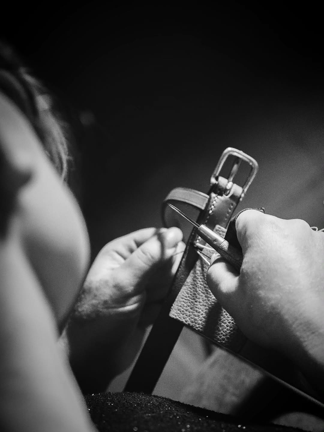 Le genre de moment où on oublie l’heure qui tourne 😅
Un petit aperçu du travail en cours à l’atelier !
Les mains s’activent, le cuir se façonne doucement.
J’aime ces moments calmes où tout prend forme petit à petit.
#latelierduharas #sellierharnacheur #travailducuir #faitmain #artisanatfrançais #artisandart #madeingard