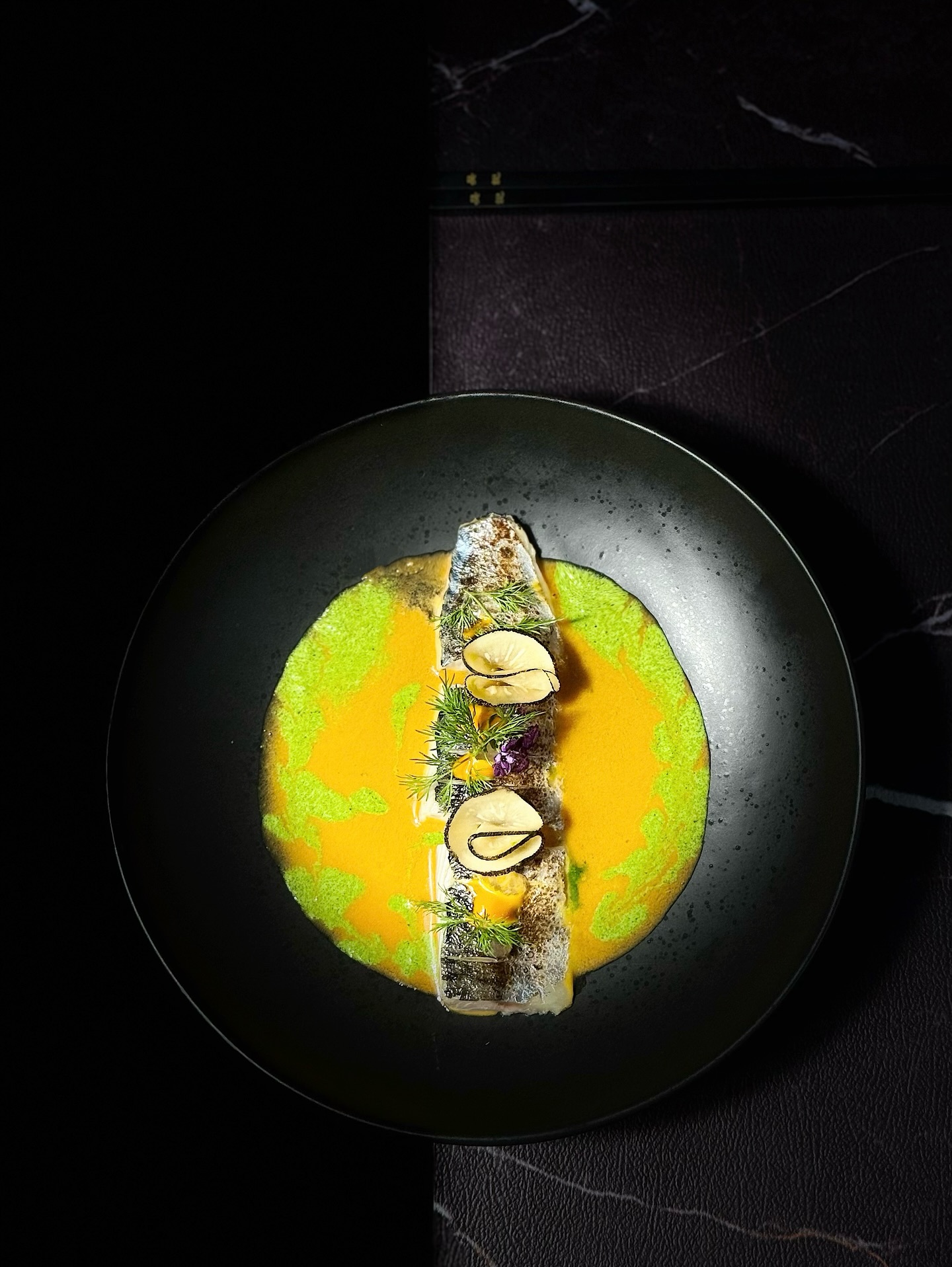 Menu du Soir
【Chant Ambré | 琥澜低吟】
🐟Ce plat met en avant le maquereau, accompagné d’une sauce yu xiang au beurre émulsionnée et d’un jus de menthe 🍃.
Riche en oméga-3 et en protéines, le maquereau nourrit le corps et protège la peau pendant la période de Lidong ❄️, quand le métabolisme ralentit et que l’organisme a besoin de chaleur interne 🌿.
La sauce yu xiang (« parfum de poisson ») est une création emblématique du Sichuan 🌶️.
Sans contenir de poisson, elle marie ail, gingembre, piment, sucre et vinaigre — un équilibre subtil entre acidité, douceur et piquant 🍋.
Ici, la sauce est adoucie par du beurre et montée en émulsion, créant une texture lisse et soyeuse ✨.
Le jus de menthe, quant à lui, apporte une fraîcheur végétale qui allège la richesse du poisson et évoque la clarté de l’hiver ❄️
这道菜以青花鱼为主,配乳化的黄油鱼香汁与薄荷汁 🍃。
青花鱼脂香浓郁、肉质紧实,富含优质蛋白与 Ω-3 脂肪酸。立冬时节 ❄️,人体新陈代谢趋缓,适量食用可温养阳气、润燥护肤、补益心脑 🌿。
鱼香汁源于四川传统调味 🌶️,以酸、甜、咸、辣、蒜香并重,却并无鱼味。清末民初以来,它成为川菜的代表性复合酱汁之一 🍋。
此菜以黄油为基,将鱼香汁乳化处理,使油脂与水相充分融合,口感细腻柔滑 ✨。
薄荷汁的加入则带来清新与明快,让冬季菜肴多了一份轻盈与层次 ❄️
📖 Réservation: www.bistrowu.com
#CuisineChinoise #Gastronomie #HuaiyangCuisine #CuisineFusion #SichuanStyle #WinterMenu #Omega3 #HealthyFood #FoodArt #ChefCreation #YuXiangSauce #Maquereau #aix #aixmaville #aixenprovence #aixenpce #aixmarseille #青花鱼 #鱼香汁 #中式料理 #川菜风味 #乳化酱汁 #冬季菜单 #养生美食 #中餐创意 #食物艺术 #FusionCuisine #冬日限定 #美食灵感