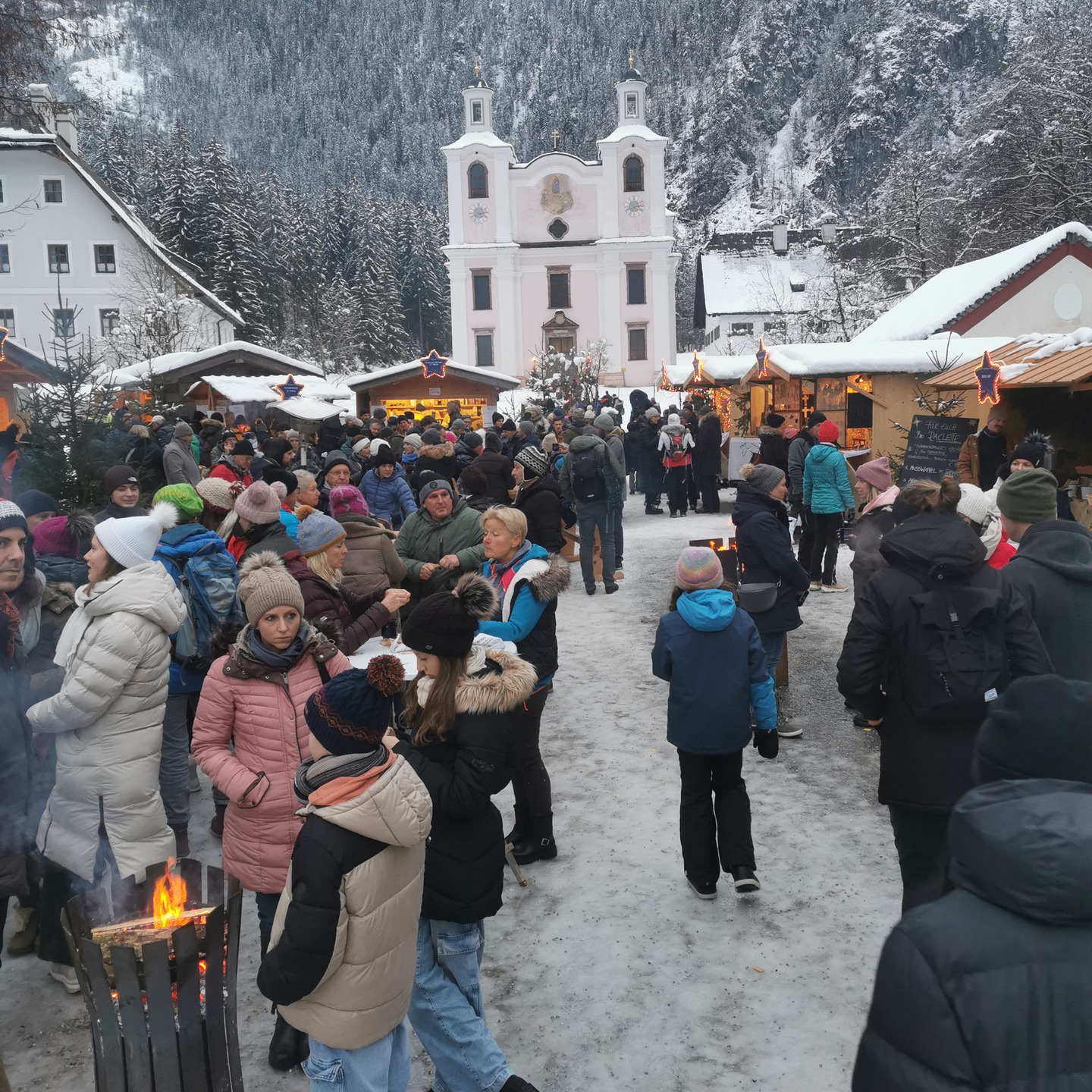 ✨ Bergweihnacht Maria Kirchental 2025 ✨
Ein magischer Ort. Ein leuchtender Christbaum. Der Duft von Tannengrün und Punsch. Sanfte Klänge, die zwischen den verschneiten Bergen schweben. 🌲❄️
Am 2. Advent (06. & 07.12.) und 3. Advent (13. & 14.12.) wird das Kirchental erneut zum winterlichen Kraftplatz voller Wärme, Licht und Vorfreude. ✨
👉 Freu dich auf:
• traditionelle Adventsmusik & feierliche Stimmung
• Handwerkskunst & regionale Schmankerl
• Fackeln, Lichter & magische Fotomotive
• gemütliches Beisammensein im Gasthof
Im Gasthof Maria Kirchental erwarten dich heißer Punsch, heiße Schokolade, Kaiserschmarrn, Gulaschsuppe, Bratwürste und viele weitere winterliche Genüsse, um dich aufzuwärmen und wohlzufühlen. 🤍
❄️ Tipp: Wer die Bergweihnacht einmal erlebt hat, kommt jedes Jahr wieder.
Markiere jemanden, der mitkommen soll! 👇
#bergweihnacht #mariakirchental #advent2025 #lofer #saalachtal #weihnachtszauber #adventinbergen #kraftplatz