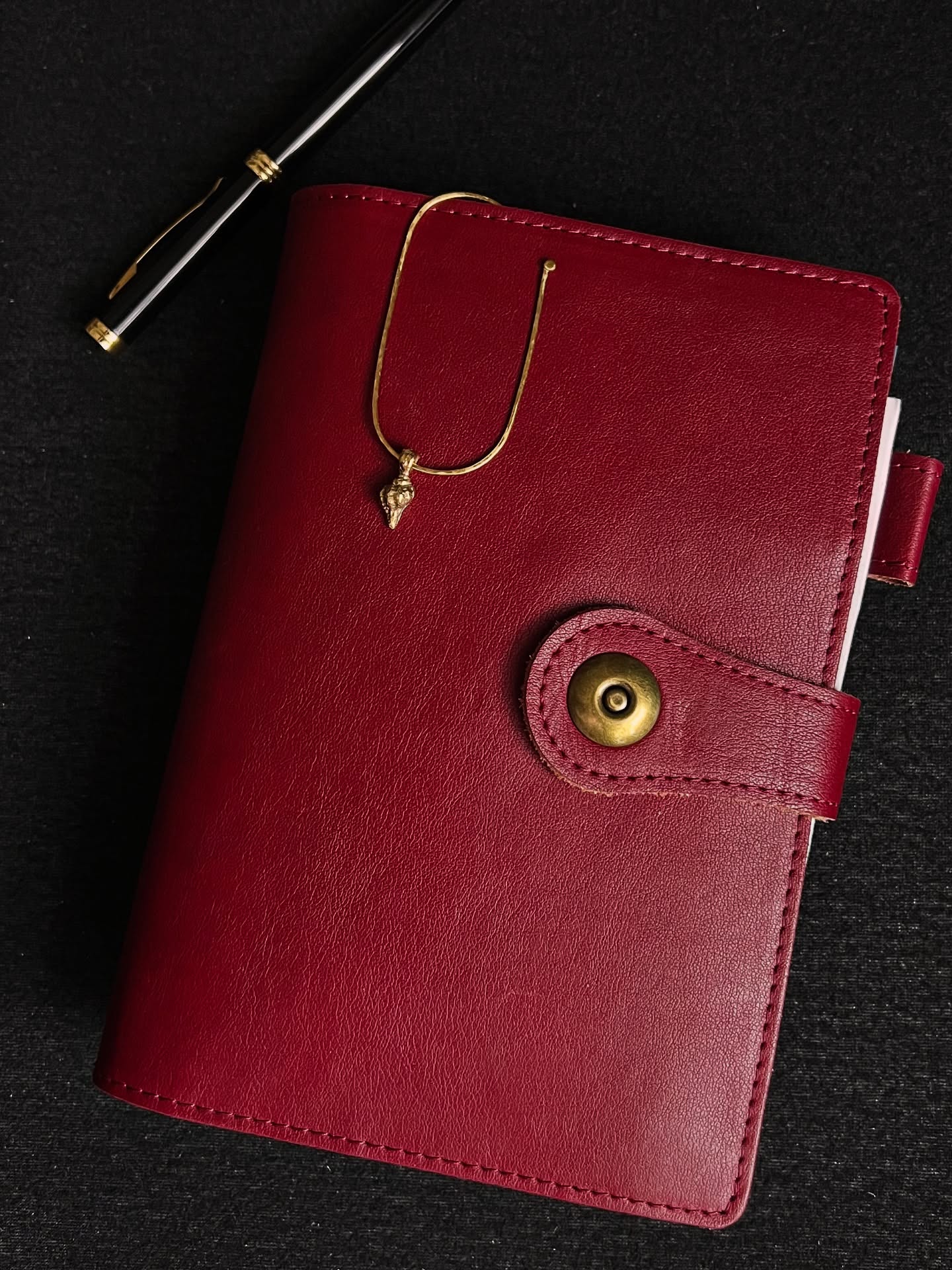 • Archives •
Écrire, noter, archiver.
Des compagnons du monde pour nous suivre avec nos carnets.
Certains bijoux peuvent s’adapter pour devenir des accessoires de voyage. 🧳
Atelier Forma Prima
#archives #atelierdecreation #formaprima #marquepage #faitmain #carnetdevoyage #accessoire #journalinspiration #bijoux #carnetdebord