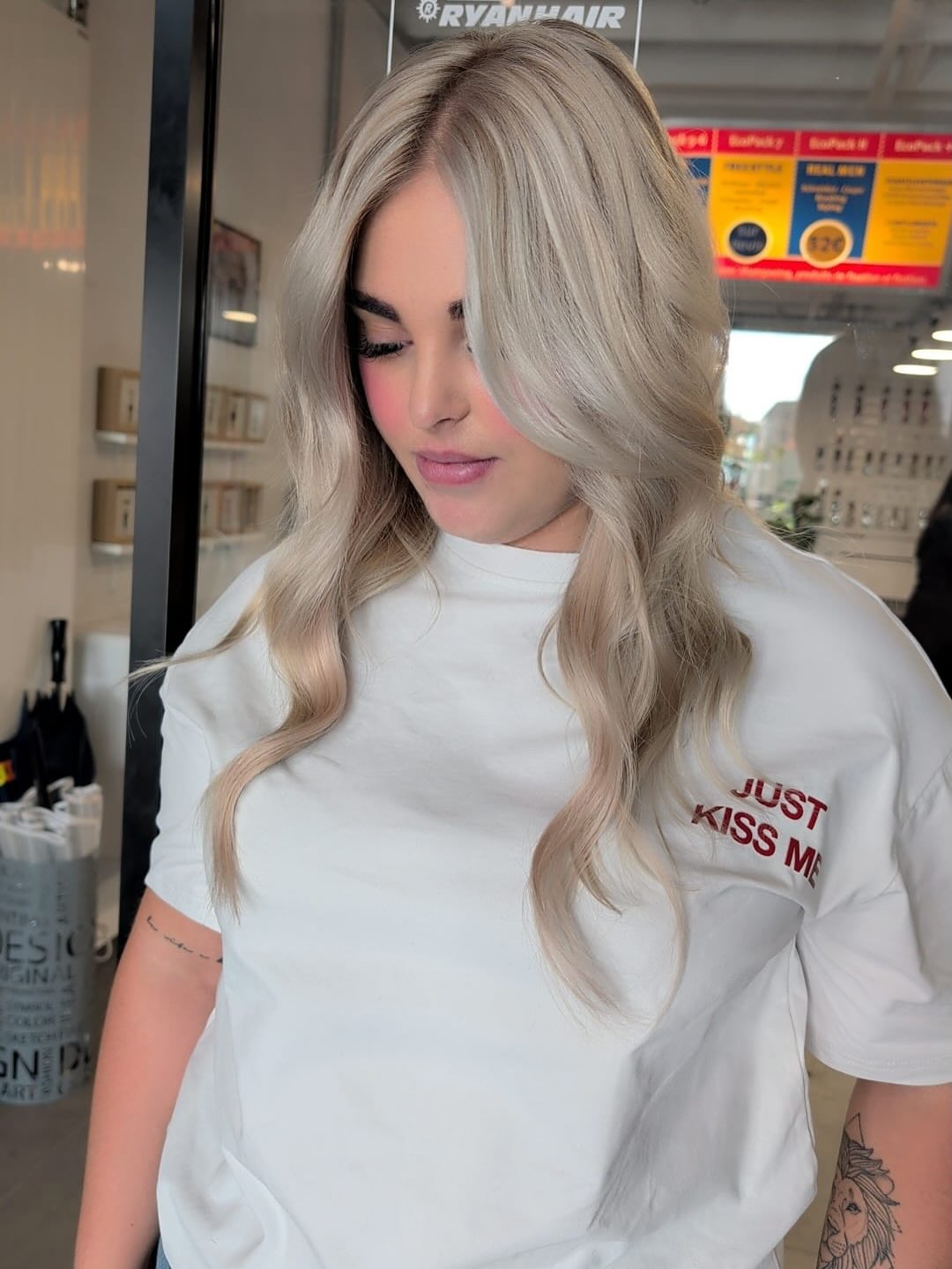 Un joli balayage avec une pose d’extensions de chaque côté 😳👌🏻
Si je ne te le dis pas, tu ne le remarques même pas 😉✨
Pour tes extensions Hairdreams, prends rendez-vous 💫 Nous serons ravis de te recevoir ! 💕
#Hairdreams #Extensions #Beauté #salondecoiffure #luxembourg #balayage