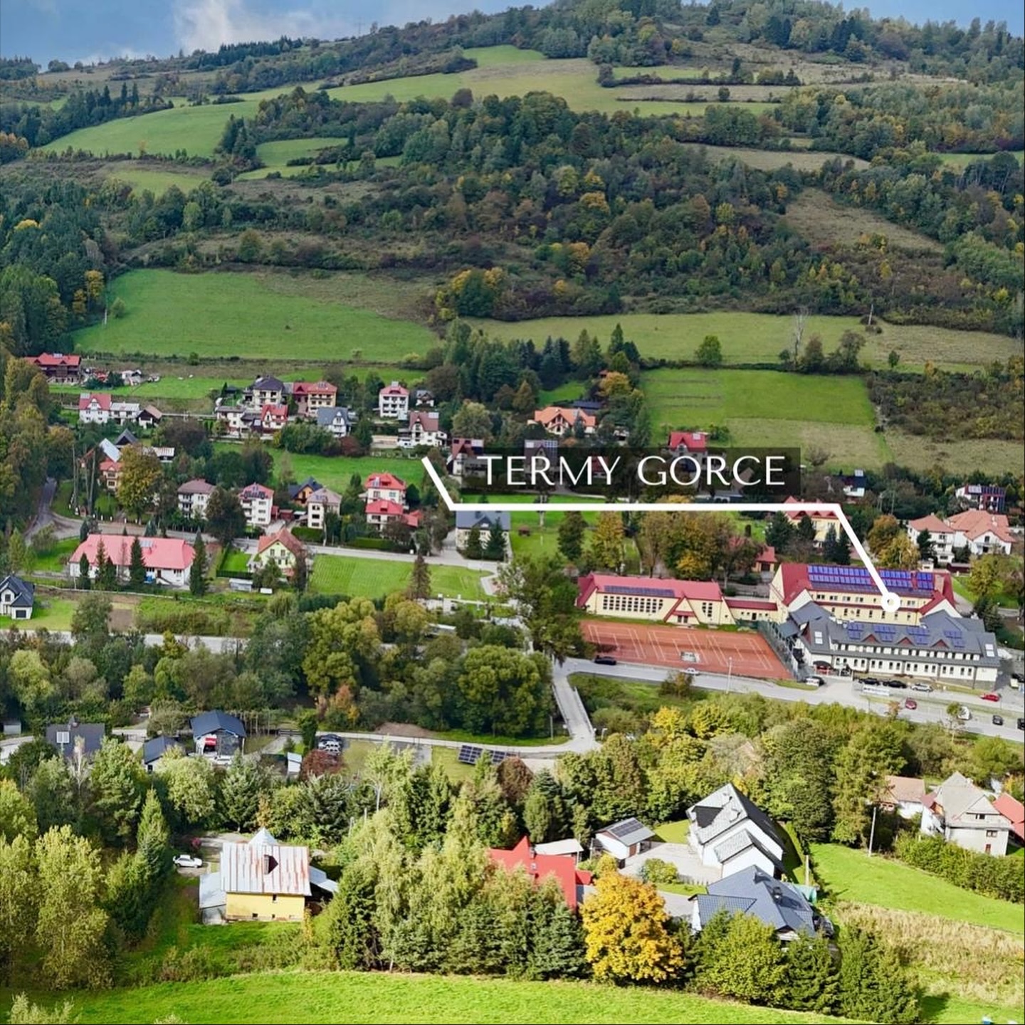 💰 Cena: 799 000 zł
📍 Poręba Wielka, gmina Niedźwiedź
Gotowy do zamieszkania dom w wyjątkowej lokalizacji — tuż obok Term Gorce 💦, w otoczeniu natury, ciszy i górskich krajobrazów 🌲⛰️
Położony na dużej działce 21 arów (30x70 m) z możliwością wydzielenia części pod mniejszy domek lub dodatkową zabudowę 🏡
Dom posiada dwa niezależne wejścia – osobne na parter i osobne na piętro – co otwiera wiele możliwości: można zamieszkać z rodziną, wydzielić osobne mieszkanie dla gości lub prowadzić wynajem turystyczny. Obok budynku znajduje się zadaszony garaż z dodatkową przestrzenią gospodarczą.
W środku znajdziesz cztery ustawne pokoje, dużą kuchnię z jadalnią, dwie łazienki i poddasze do adaptacji, które można łatwo przekształcić w kolejną część mieszkalną. Dom jest zadbany, suchy, ciepły i gotowy do zamieszkania od zaraz. 🌿
✨ Atrakcje w sąsiedztwie:
💦 Termy Gorce – baseny termalne i strefa SPA & Wellness
🦎 Gorczański Park Narodowy – dzika przyroda i górskie szlaki
💨 Tężnia solankowa – zdrowy relaks na świeżym powietrzu
⛷️ Stok narciarski w Koninkach – zimą narty, latem widoki
🌳 Park dworski hrabiów Wodzickich – historia i zieleń
📚 Muzeum Władysława Orkana – kultura i tradycja regionu
🏢 Centrum Mszany Dolnej – zaledwie 15 minut od domu
🔗 https://www.apexkoncept.pl/domy/dom-w-porebie-wielkiej-w-sasiedztwie-term-gorce
📞 Skontaktuj się z nami i poznaj tę nieruchomość osobiście — takie lokalizacje rzadko trafiają na rynek!
_____________
📍Mszana Dolna, ul. Starowiejska 4C
☎️ tel. 798 370 312
📩 anna@apexkoncept.pl
📲 apexkoncept.pl
#ApexKoncept #nieruchomości #domnaSprzedaż #PorębaWielka #GminaNiedźwiedź #TermyGorce #domwGórach #inwestycja #turystyka #domzogrodem #ApexKonceptNieruchomości #dompodwynajem