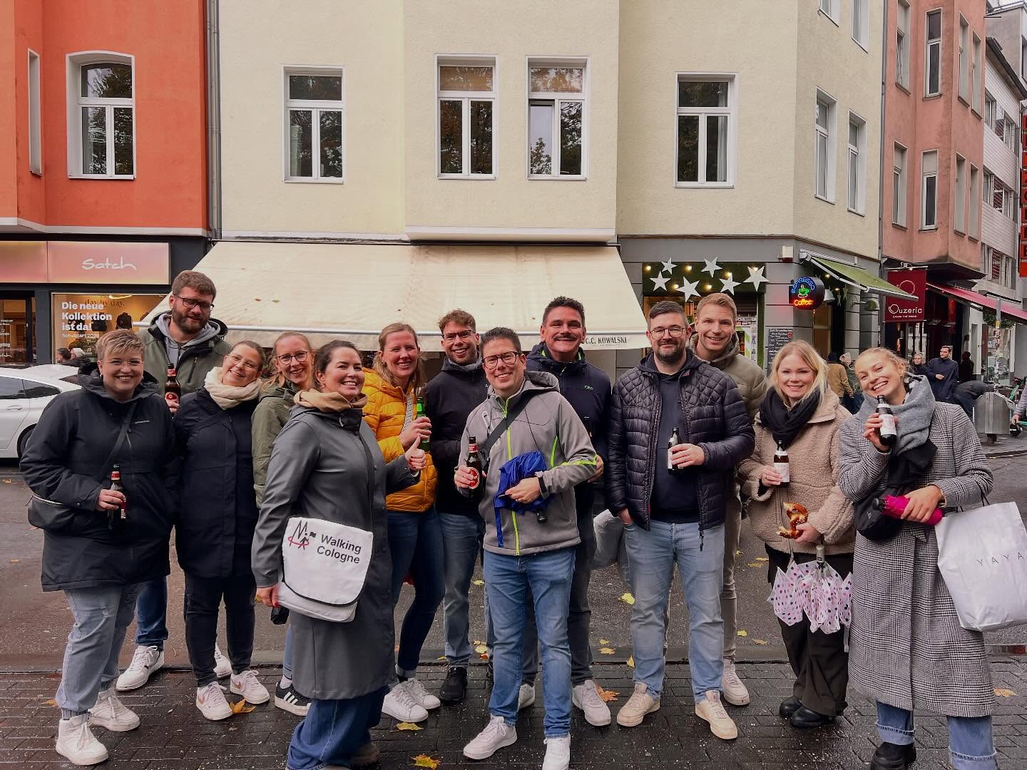 Auch bei diesem herbstlichen Wetter kann man im Büdchen gut verweilen 🍺🍁
#köln #kiosk #kioskbier #büdchen #cornern #kölnerparty #liebedeinestadt #stadtführung #stadtführunginköln #stadtführungköln #cgn #nrw #cologne #cityguide #cityguidecologne #kölsch #bier #büdchentour #kiosktour #belgischesviertel #brüsselerplatz #cologne #koeln #veedel #kolle #köllefornia #veedelsliebe #liebedeinestadt #visitgermany