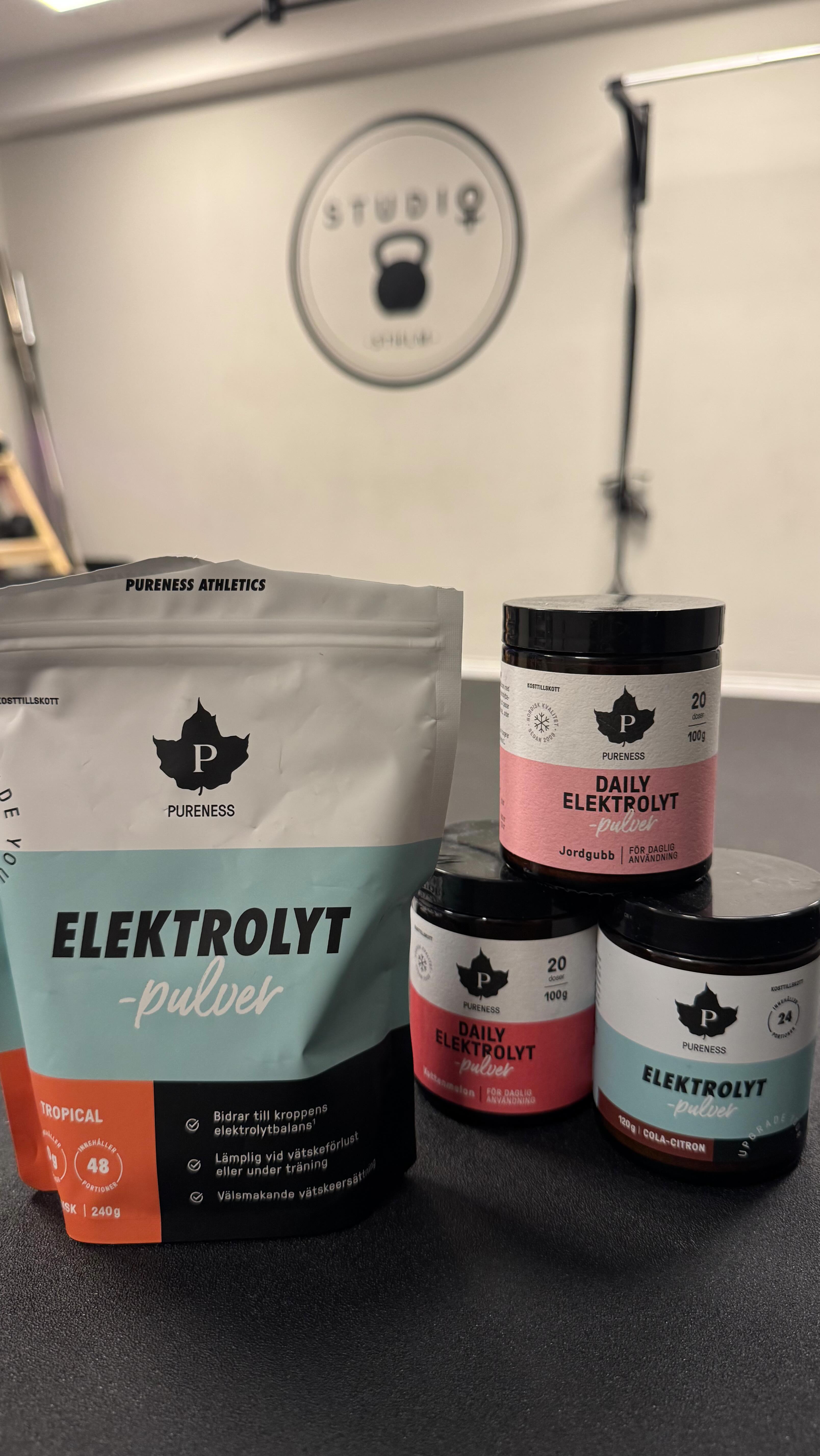 EN DEL AV MIN MORGONRUTIN
- reklam i samarbete med @pureness -
Ni vet ju att jag älskar rutiner! Jag tycker det känns tryck och skönt att hitta system som funkar, oavsett om det kommer till träning, läggningar eller annat.
Som mamma, tränande kvinna och människa med mycket igång (hej livspusslet 🙋🏻♀️) så är det så lätt att glömma bort att fylla på! Träning, amning (inte för min del), sömnbrist – allt påverkar vätskebalansen mer än vi kanske tror.
Pureness elektrolyter är en viktig del i min rutin för att:
💧 De fyller på vätska på riktigt!
🏋️♀️ Perfekt innan/efter träning eller en intensiv dag
🍋 Goda smaker
Just nu har Pureness kampanj på elektrolyter, upp till 25% rabatt – perfekt läge att testa om du är nyfiken!
Du kan också alltid beställa via min kod "Benita20"
Ta hand om din energi, den bär dig genom allt 💛