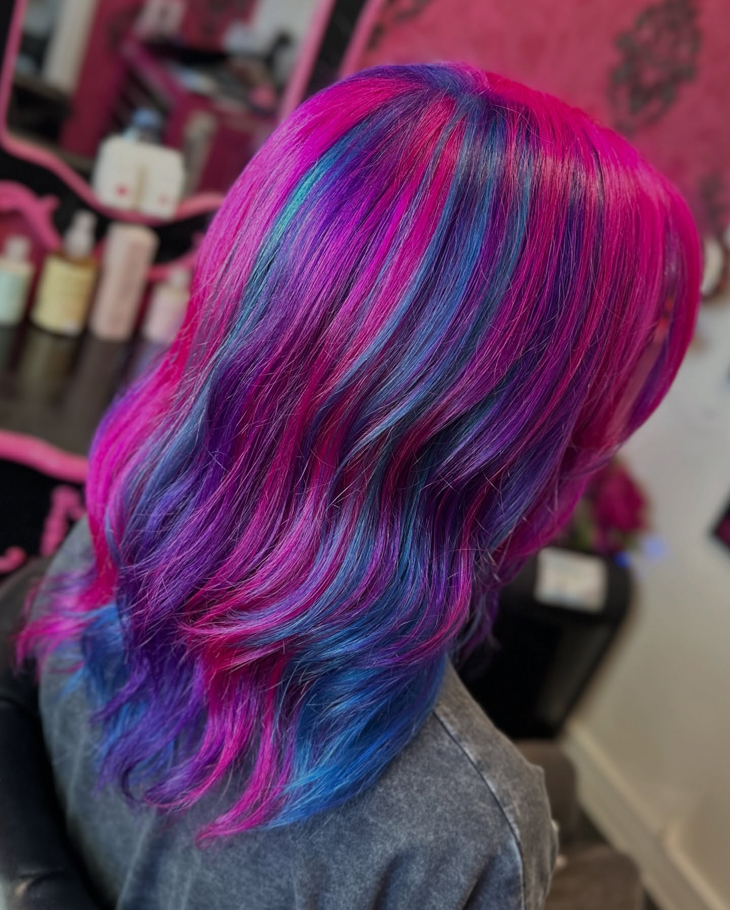 Spellbound in amethyst, sapphire, and rose — a cosmic curse wrapped in silk and starlight. 💜💙💗✨
💀 Happy Halloween 🦇
#GothicMermaid #HalloweenHair #mermaidhair #unicornhair #cosmichair #altstylist #althaircolor #althairstylist #gothichair #halloweenhaircolour
