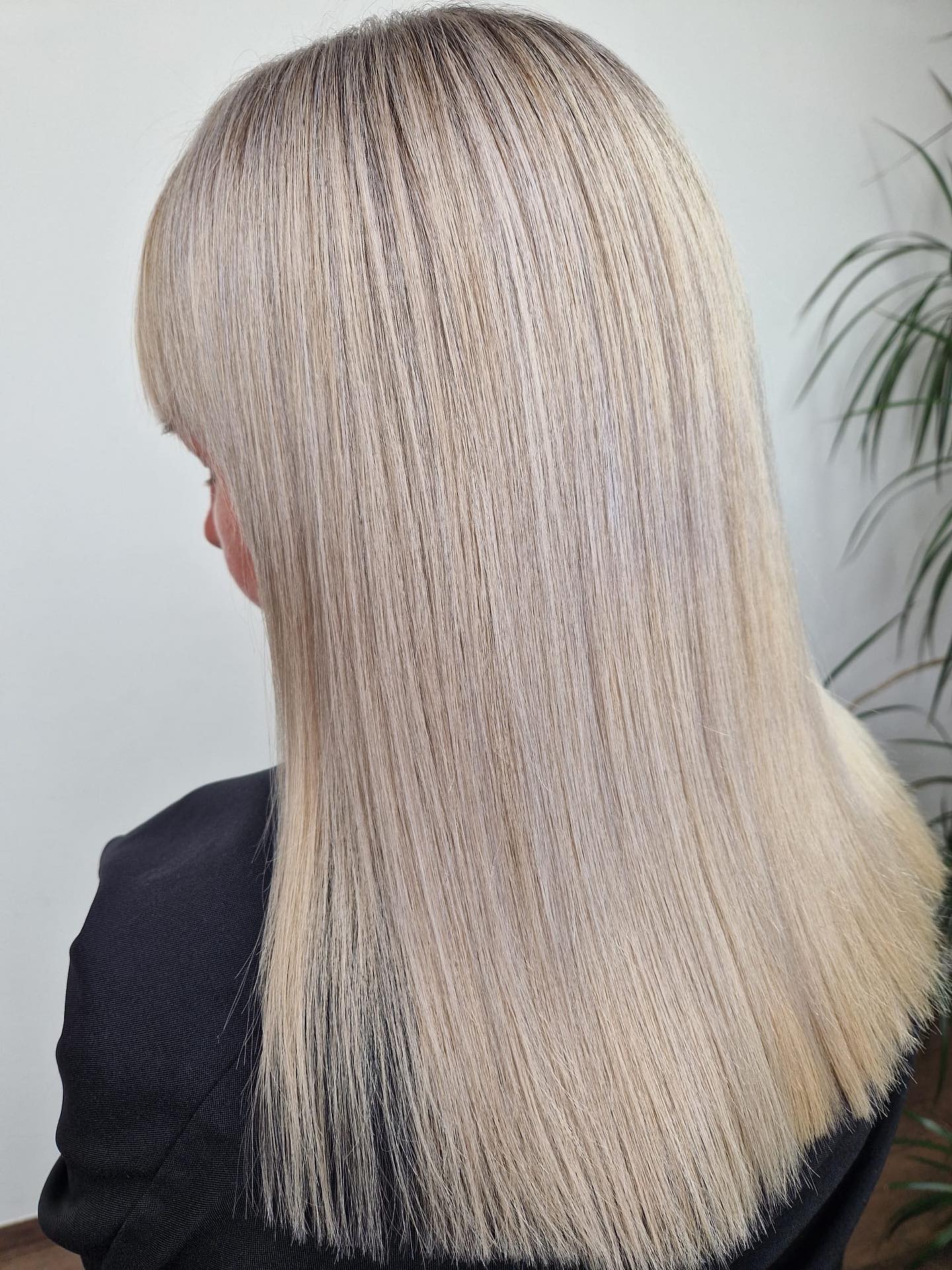 Microlights finished with liquids by @ramona_schmid1 ✨
#microlights #blonde #blondehair #blondehighlights #highlights #whiteblonde #whitehair #glynt #studiohairlich