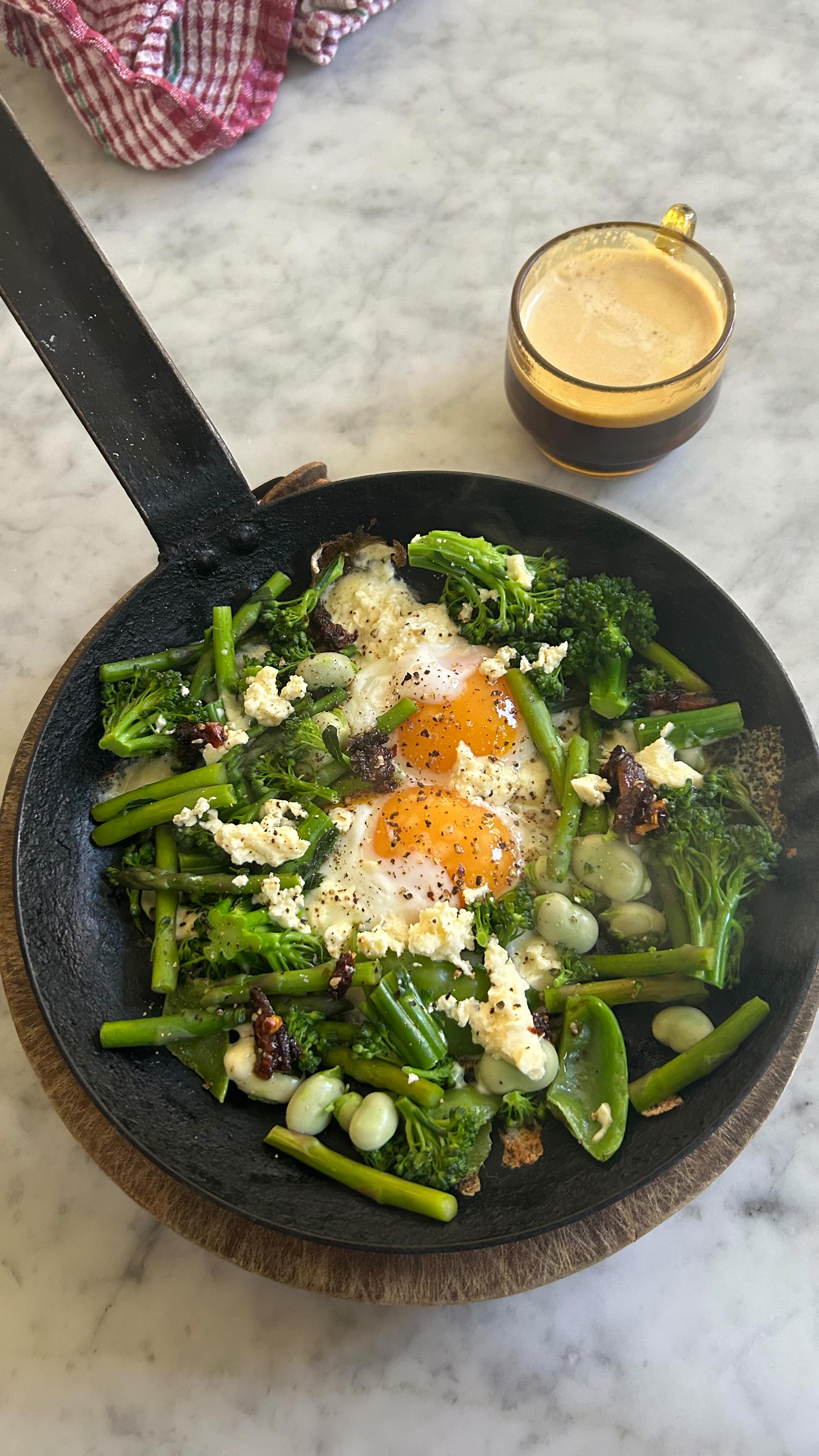 Seasonal breakfast
Eggs from my chooks
Blanched local spring veg including homegrown Broadbeans that I blanched last night
Feta
Homemade chilli crisp 💚