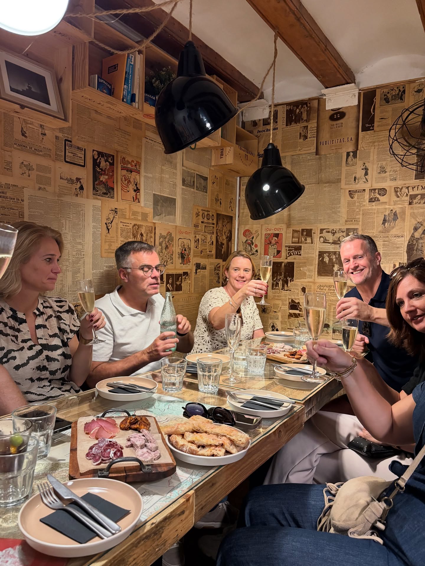 Geniet van de lekkerste tapas en verrassendste adresjes tijdens onze tapas tours te voet en te fiets! 😋