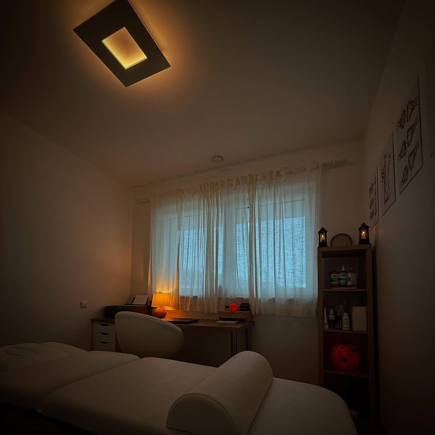 Le cabinet s’est mis à l’heure d’Halloween !
Une touche de décoration automnale pour créer une ambiance plus chaleureuse et conviviale pendant vos séances.
Entre citrouilles, couleurs orangées et quelques petits clins d’œil effrayants, l’objectif est simple, rendre votre passage au cabinet un peu plus agréable et détendu, même en période de soins.
Merci à tous les patients qui participent à cette bonne humeur quotidienne et bon courage à ceux qui affrontent leurs séances les plus “terrifiantes” du mois !
Contact :
+352 691 308 703
kinesitherapeute.gillet.kevin@gmail.com
#KinesitherapeuteBissen #kinebissen #cabinetkine #kinesitherapieluxembourg #kineluxembourg #kinésportif #therapiemanuelle #reeducationfonctionnelle #kinedusport #bienetreetsante #halloween2025 #ambiancehalloween #decohalloween #automne2025 #cabinetbienetre #ambiancedetente #espritdetente #saisonautomne #warmvibe #bissen #mersch #luxembourg #kinelux #soinsluxembourg #therapieluxembourg #colmarberg #schieren #brouch #boevange #ettelbrück